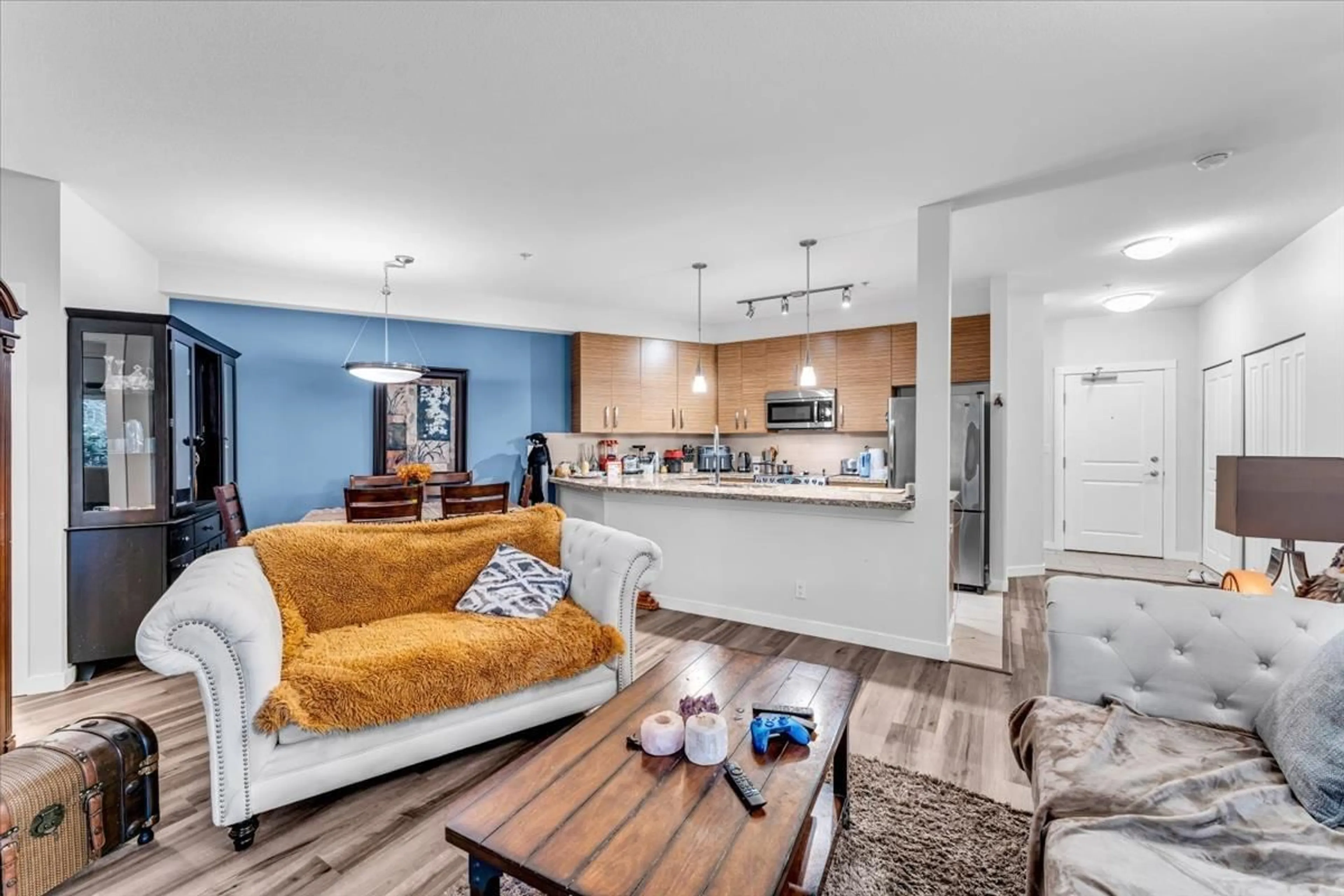 Open concept kitchen, unknown for 111 - 15168 19, Surrey British Columbia V4A0A5