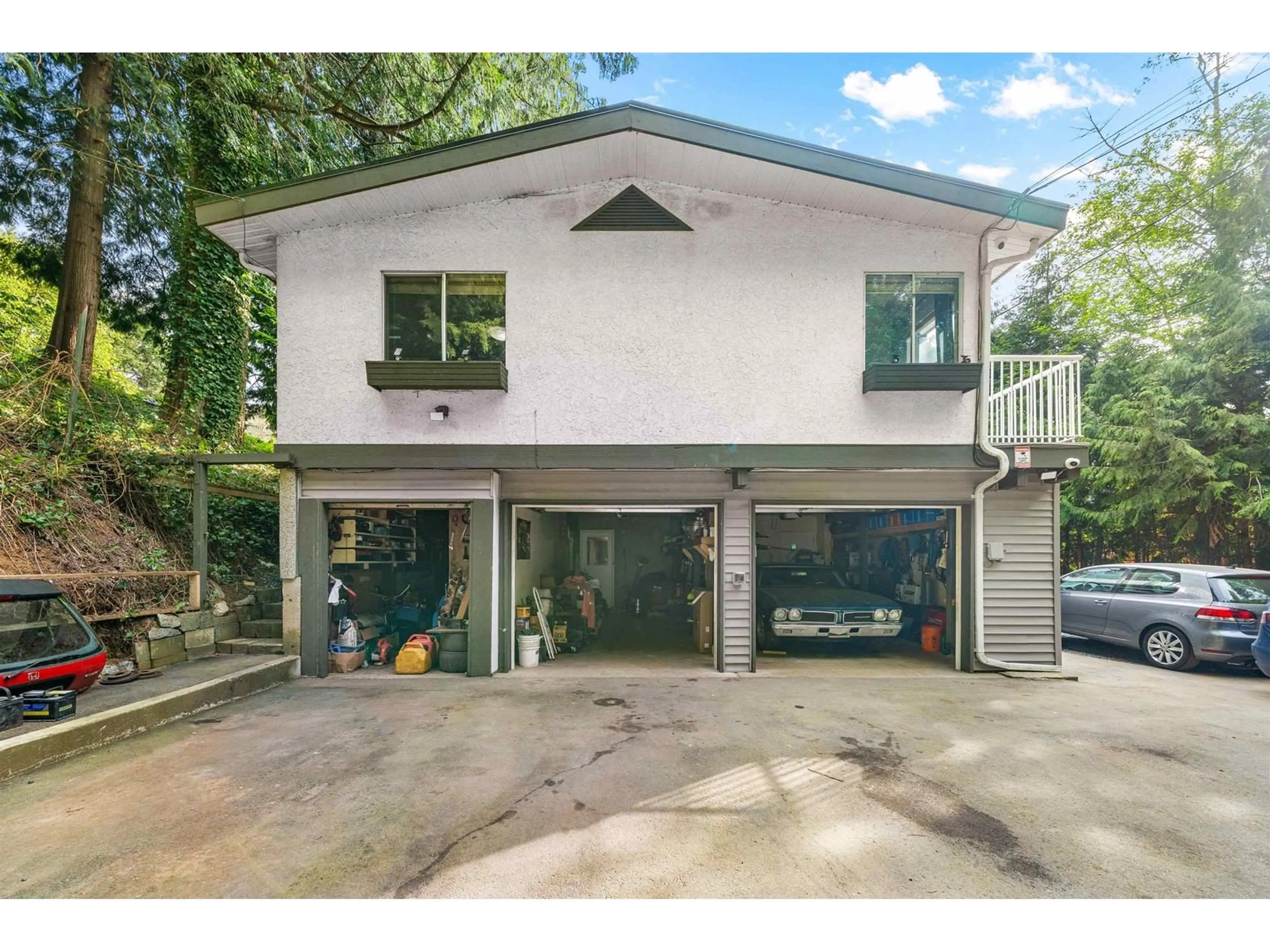 Indoor garage for 18676 32, Surrey British Columbia V3Z1A7