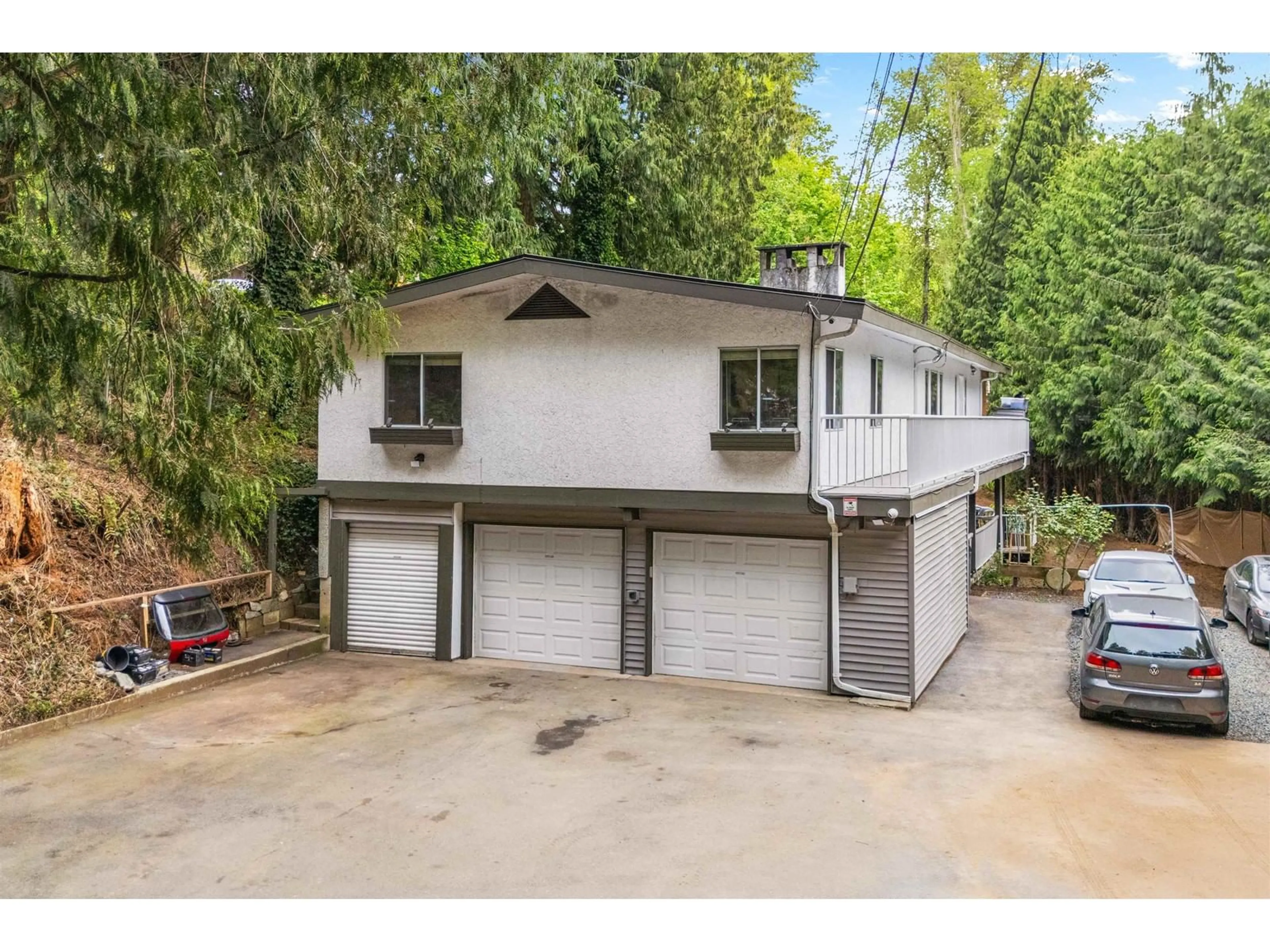 Indoor garage for 18676 32, Surrey British Columbia V3Z1A7