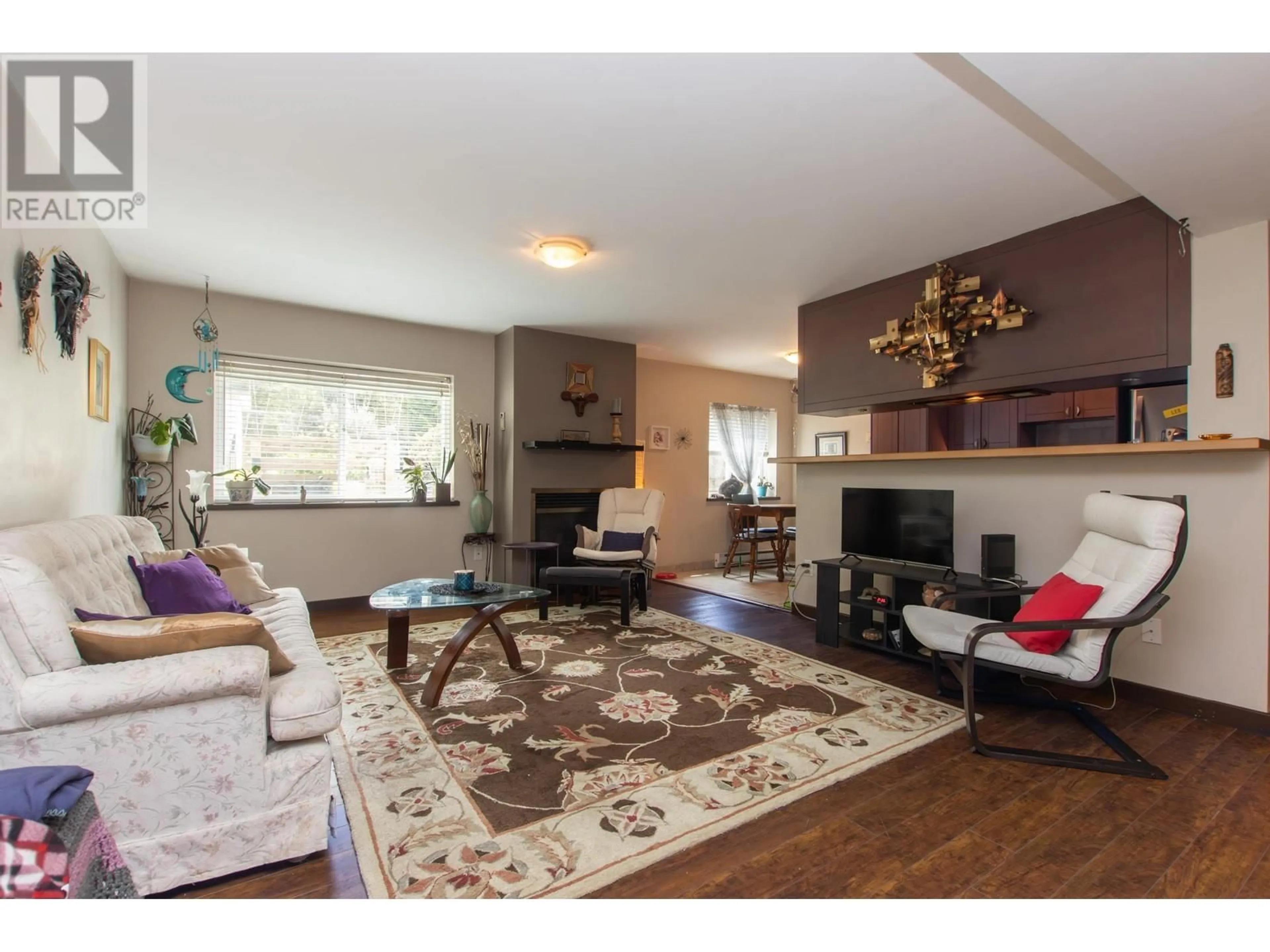 Living room with furniture, wood/laminate floor for 25 - 38175 WESTWAY AVENUE, Squamish British Columbia V8B0Y4