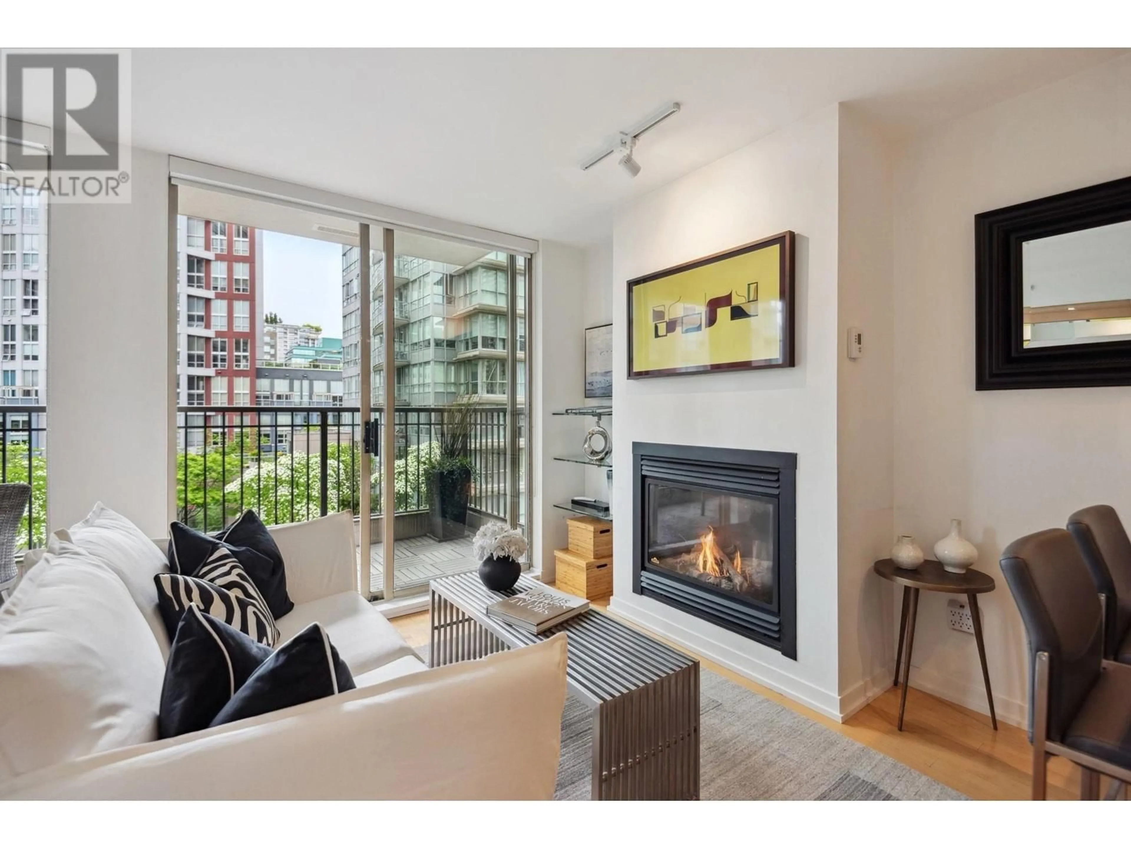 Living room with furniture, unknown for 703 - 969 RICHARDS STREET, Vancouver British Columbia V6B1A8