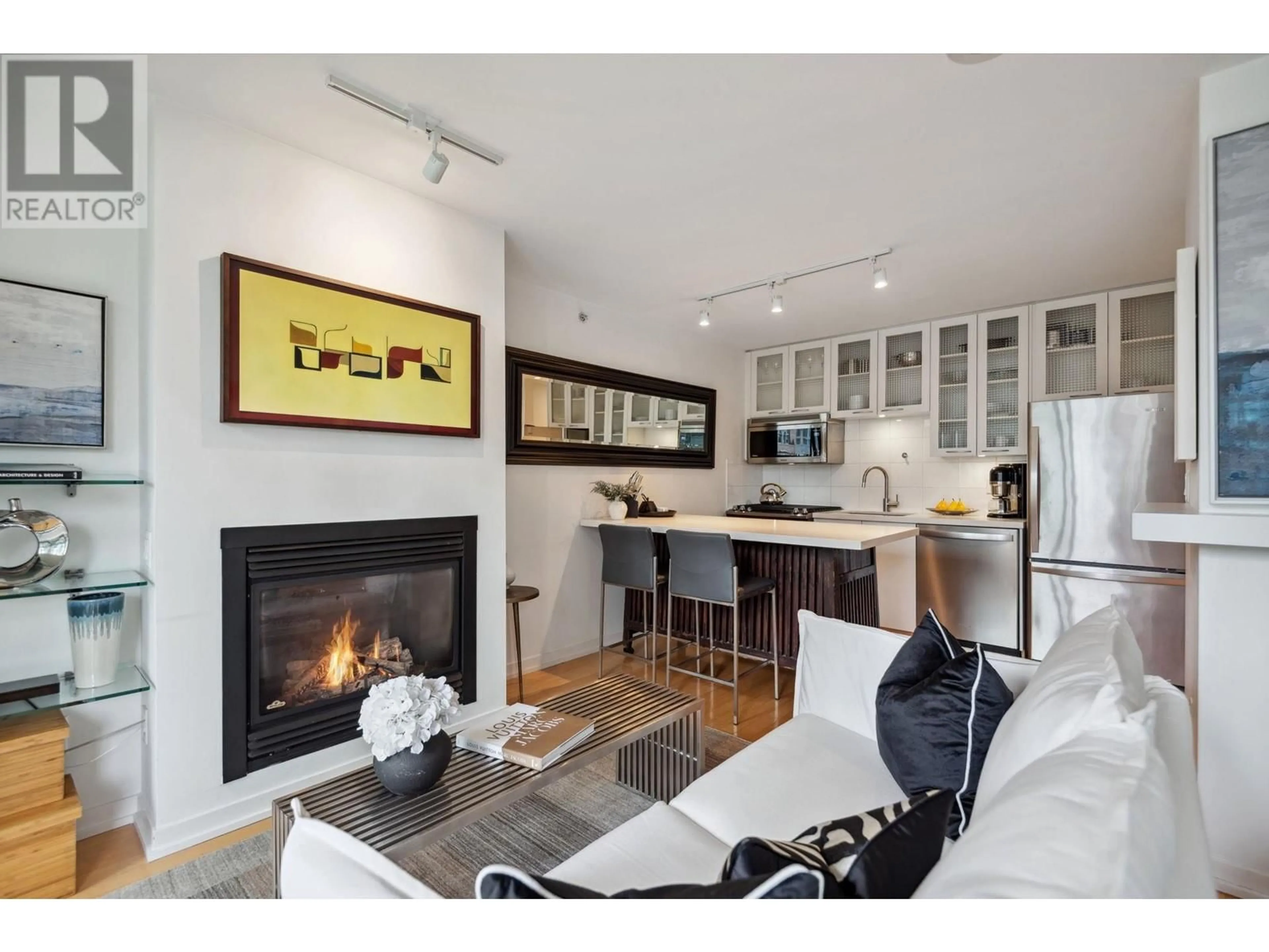 Open concept kitchen, unknown for 703 - 969 RICHARDS STREET, Vancouver British Columbia V6B1A8