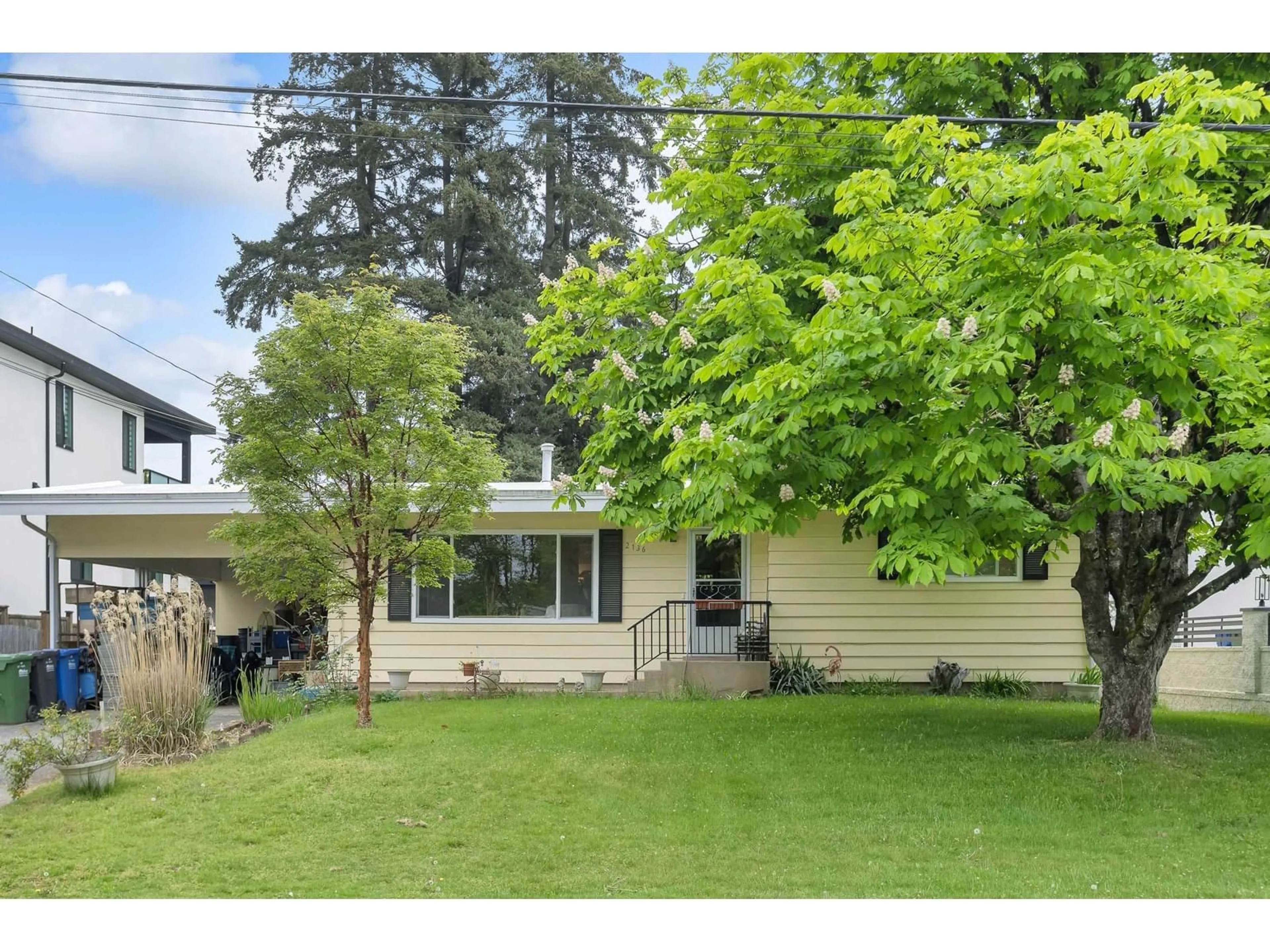 A pic from outside/outdoor area/front of a property/back of a property/a pic from drone, street for 2136 SHERWOOD, Abbotsford British Columbia V2T1B8