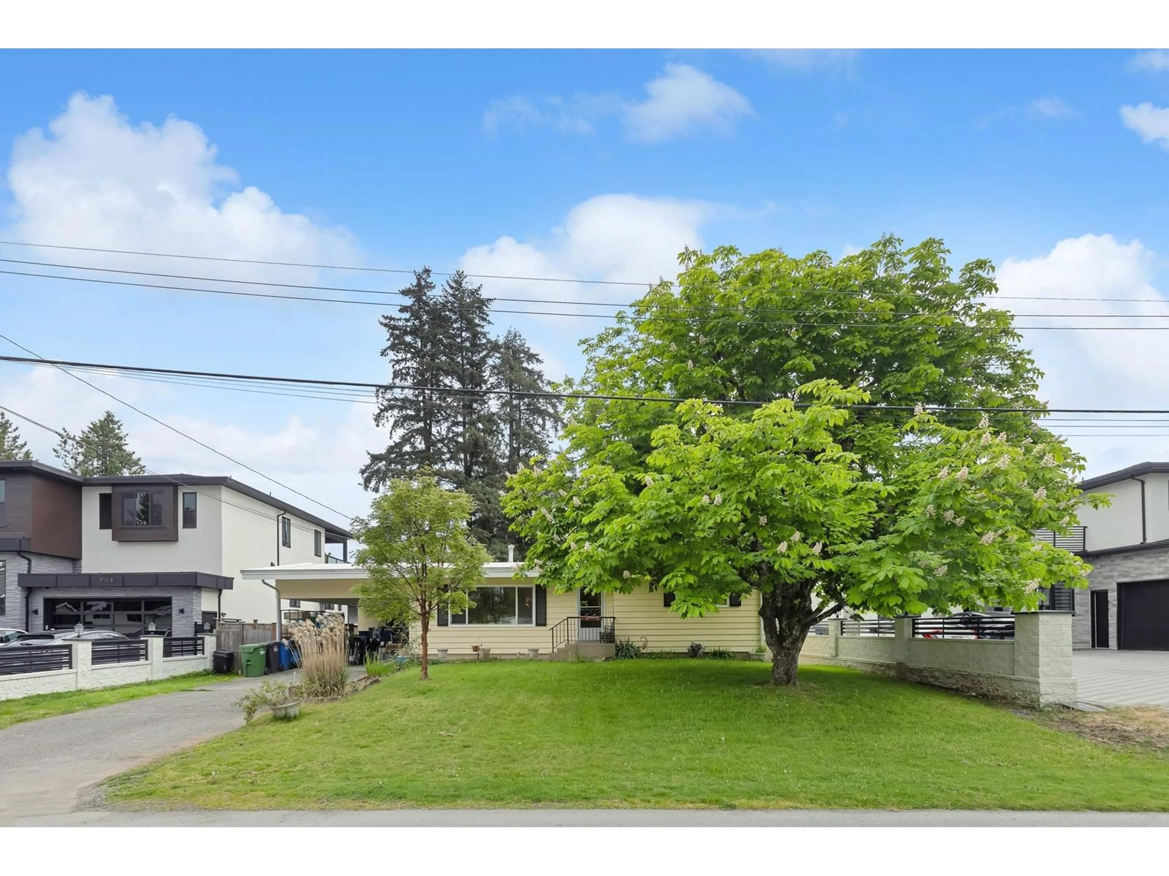 A pic from outside/outdoor area/front of a property/back of a property/a pic from drone, street for 2136 SHERWOOD, Abbotsford British Columbia V2T1B8