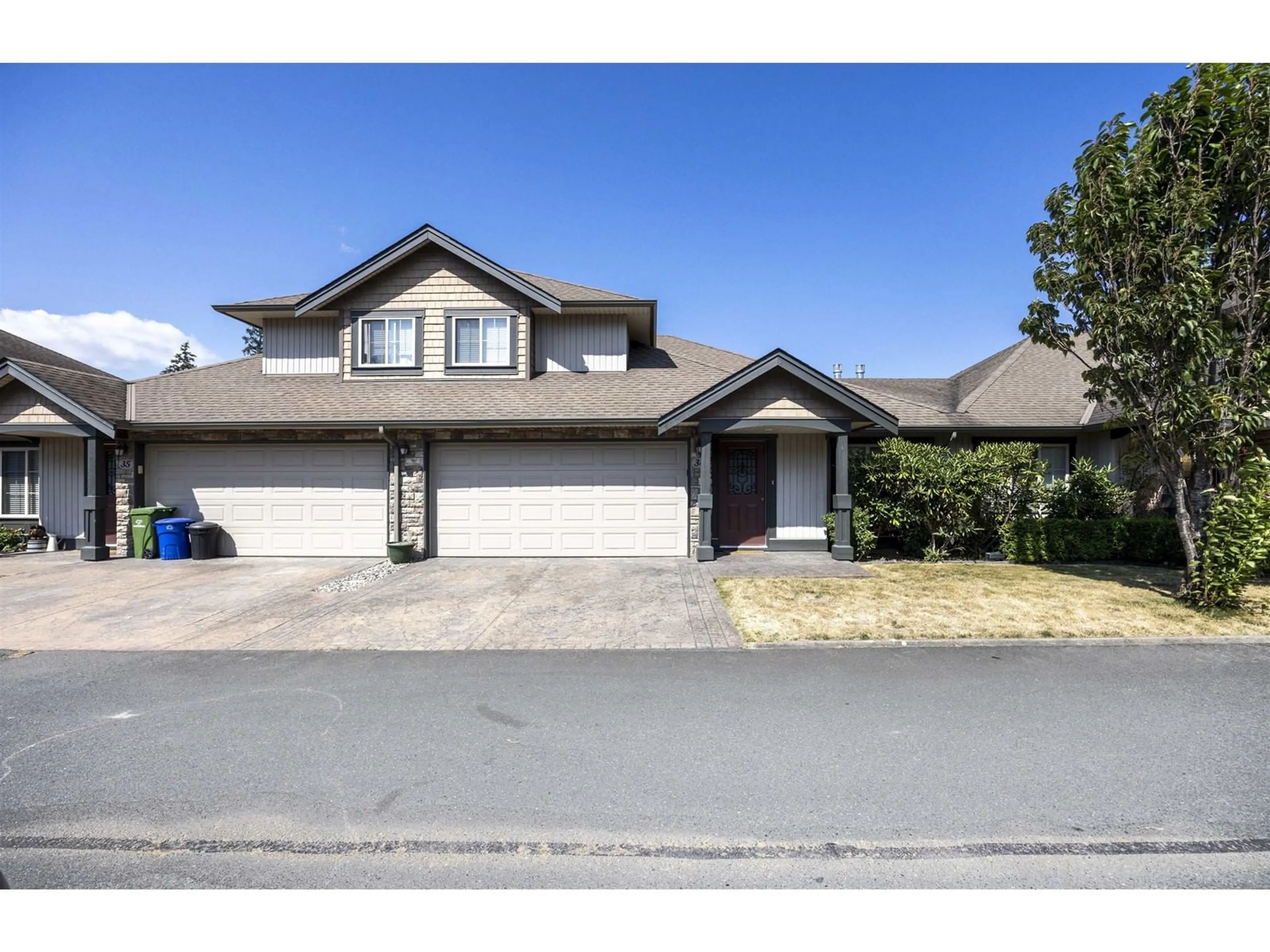 Home with vinyl exterior material, street for 36 - 44523 MCLAREN DRIVE, Chilliwack British Columbia V2R0C2