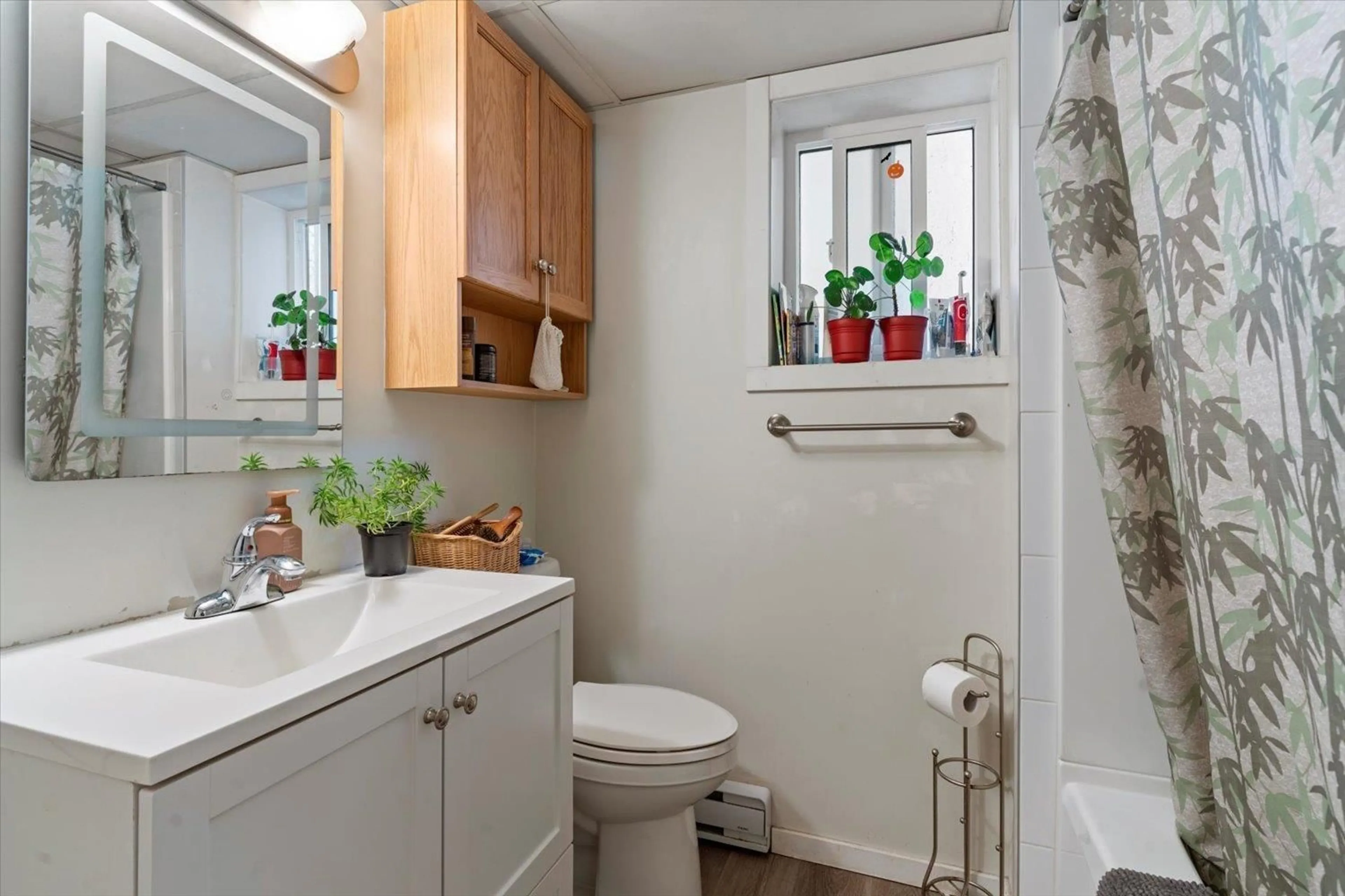 Standard bathroom, ceramic/tile floor for 46120 SOUTHLANDS CRESCENT, Chilliwack British Columbia V2P1B1