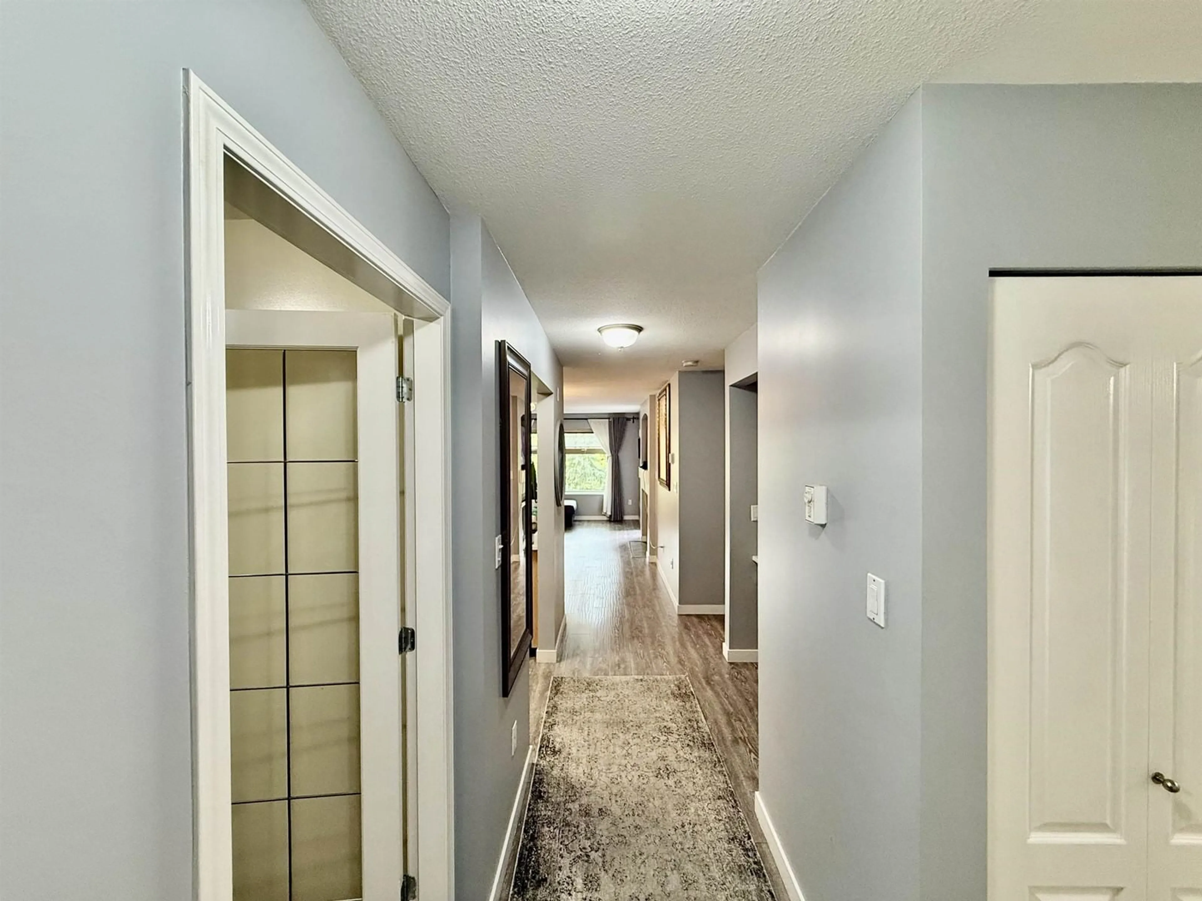 Indoor entryway for 311 - 15220 GUILDFORD, Surrey British Columbia V3R0Y6