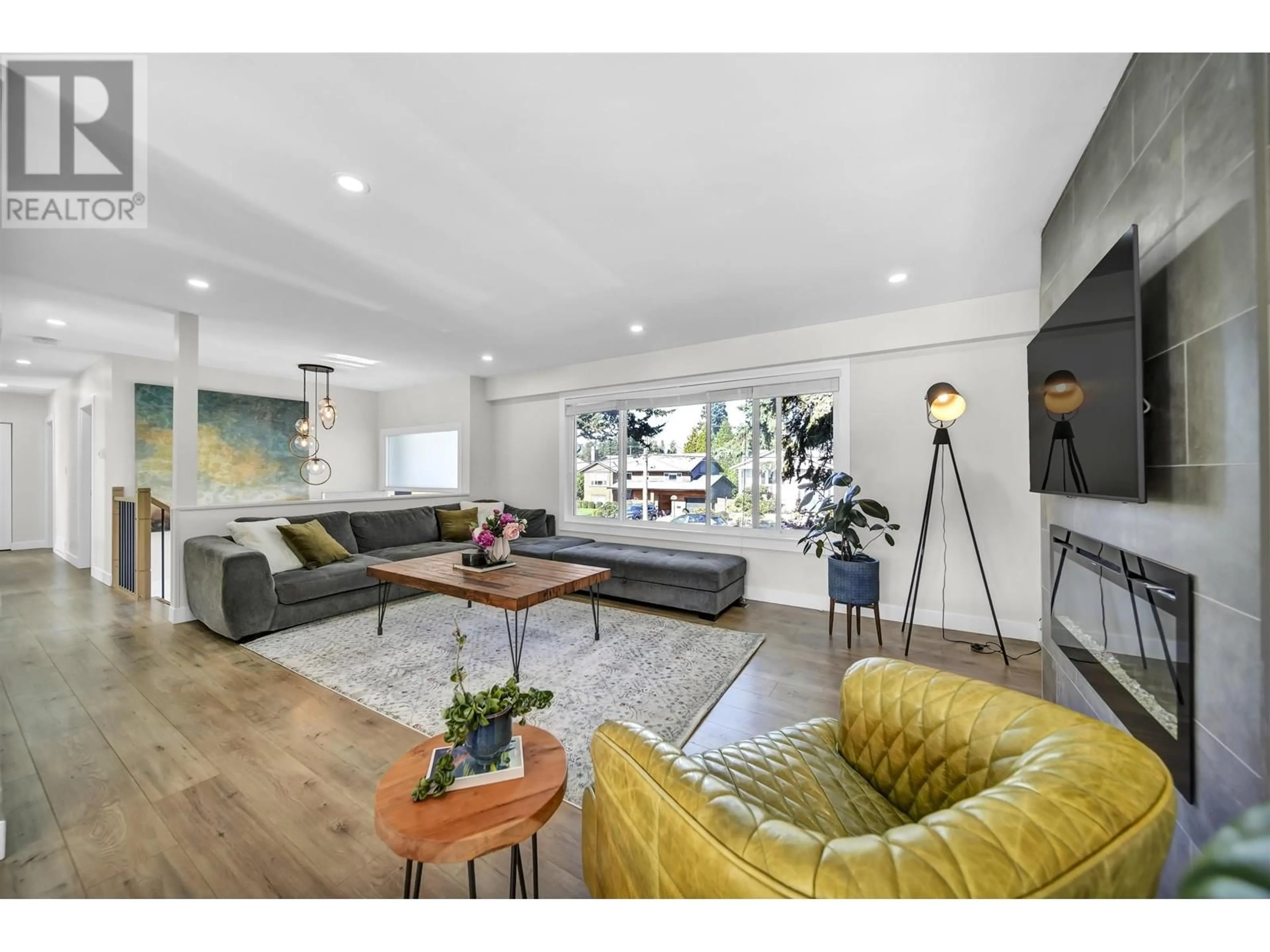 Living room with furniture, unknown for 808 RUNNYMEDE AVENUE, Coquitlam British Columbia V3J2V2