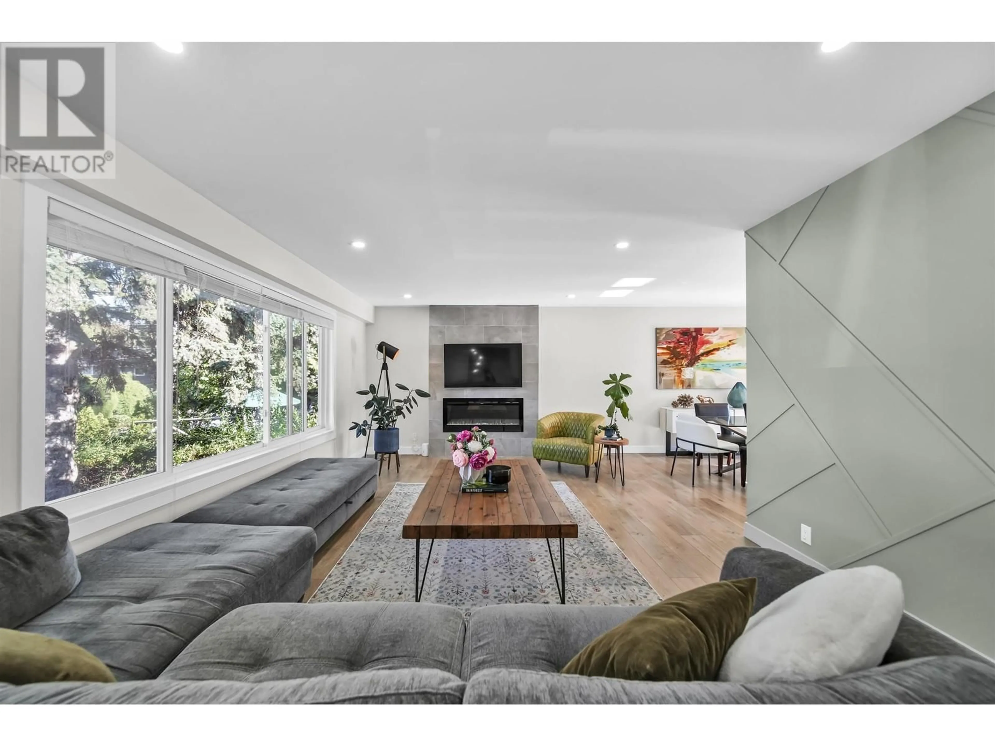 Living room with furniture, unknown for 808 RUNNYMEDE AVENUE, Coquitlam British Columbia V3J2V2