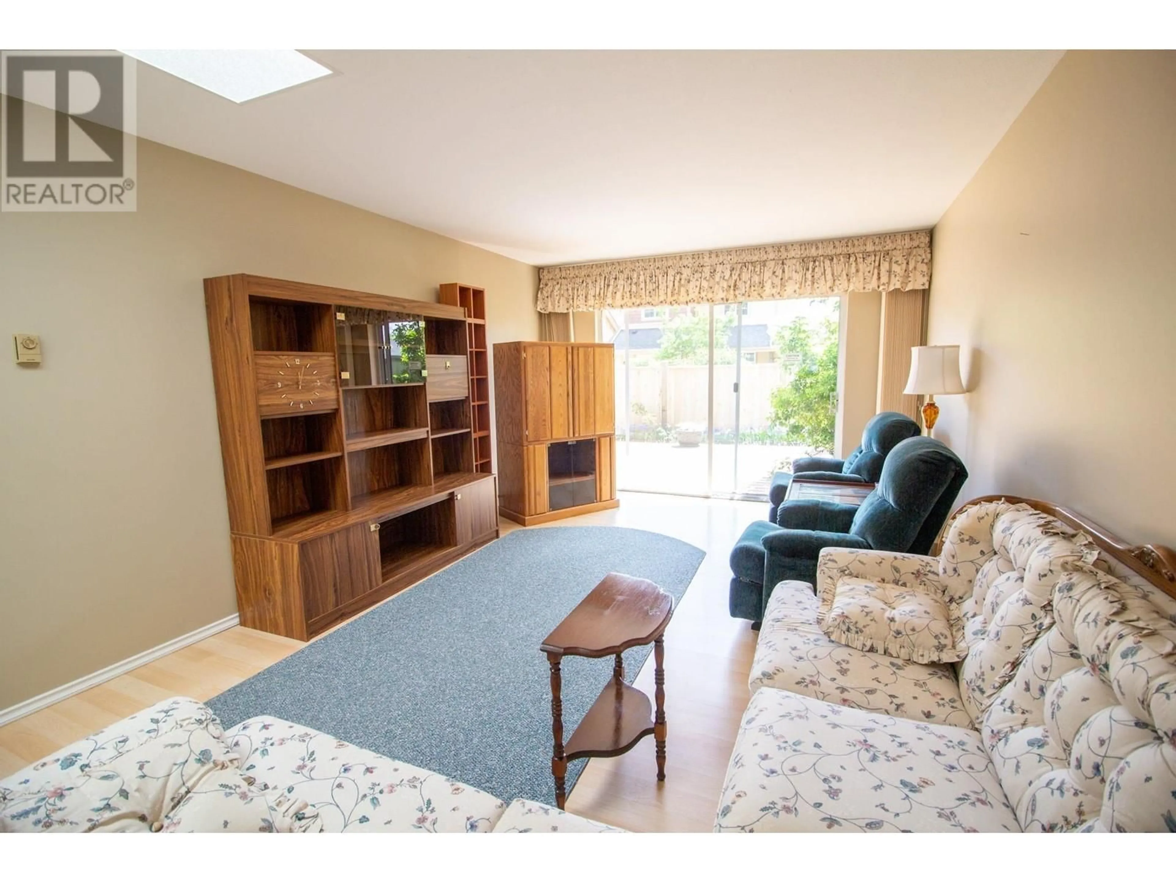 Living room with furniture, wood/laminate floor for 4 - 815 NORTH ROAD, Gibsons British Columbia V0N1V9