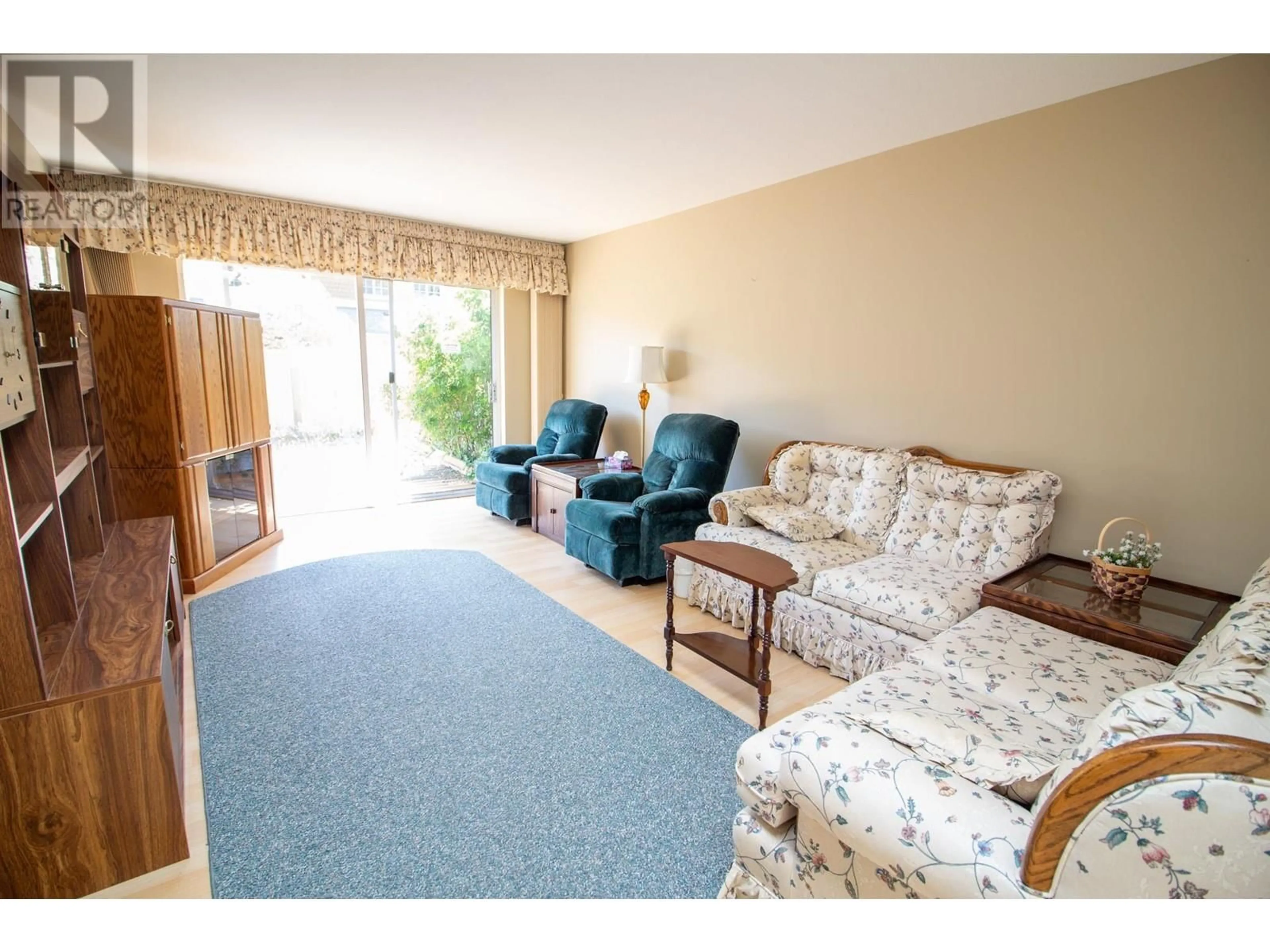 Living room with furniture, carpet floor for 4 - 815 NORTH ROAD, Gibsons British Columbia V0N1V9