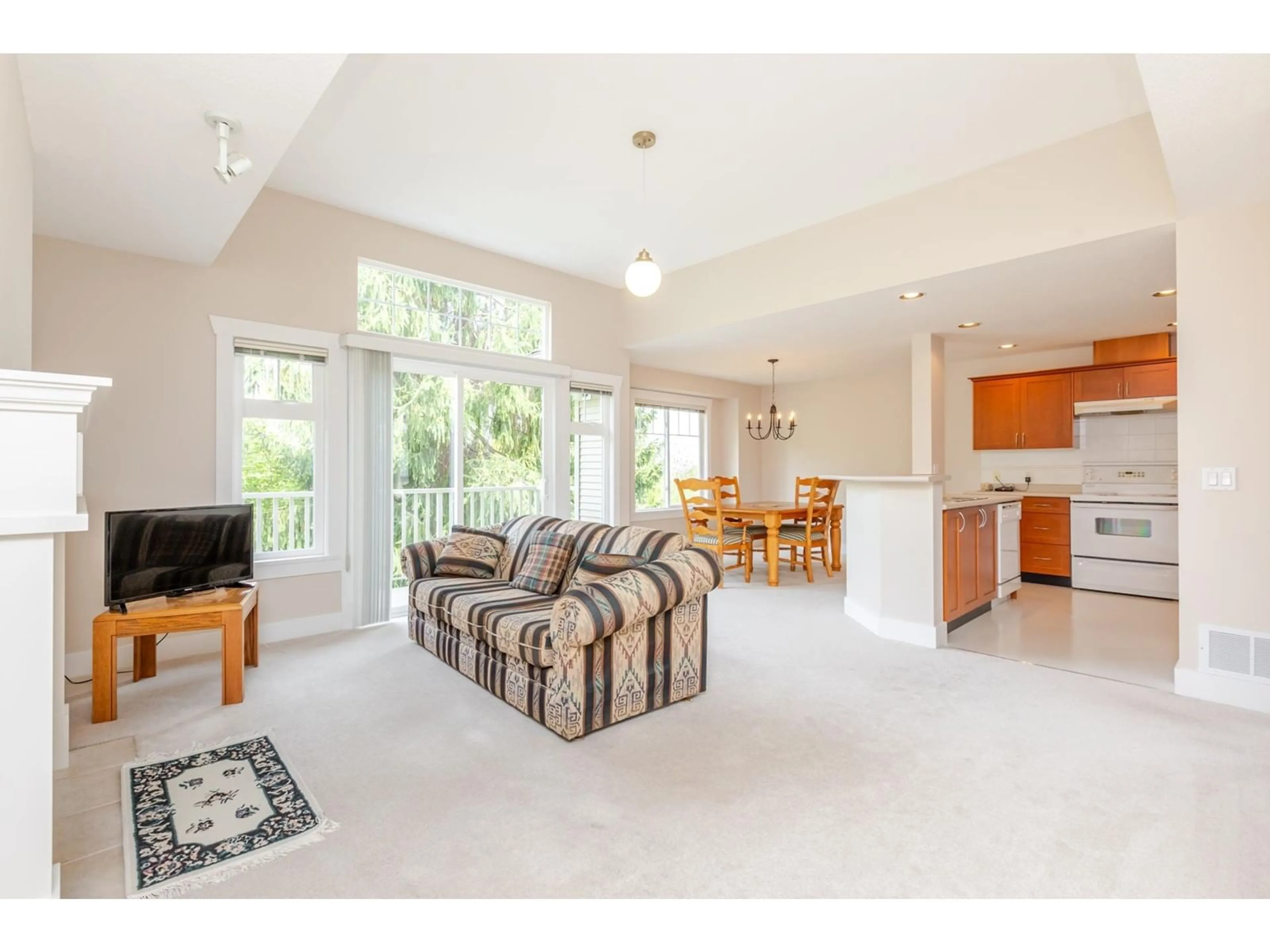 Open concept kitchen, ceramic/tile floor for 9 - 2780 150TH, Surrey British Columbia V4P1P1