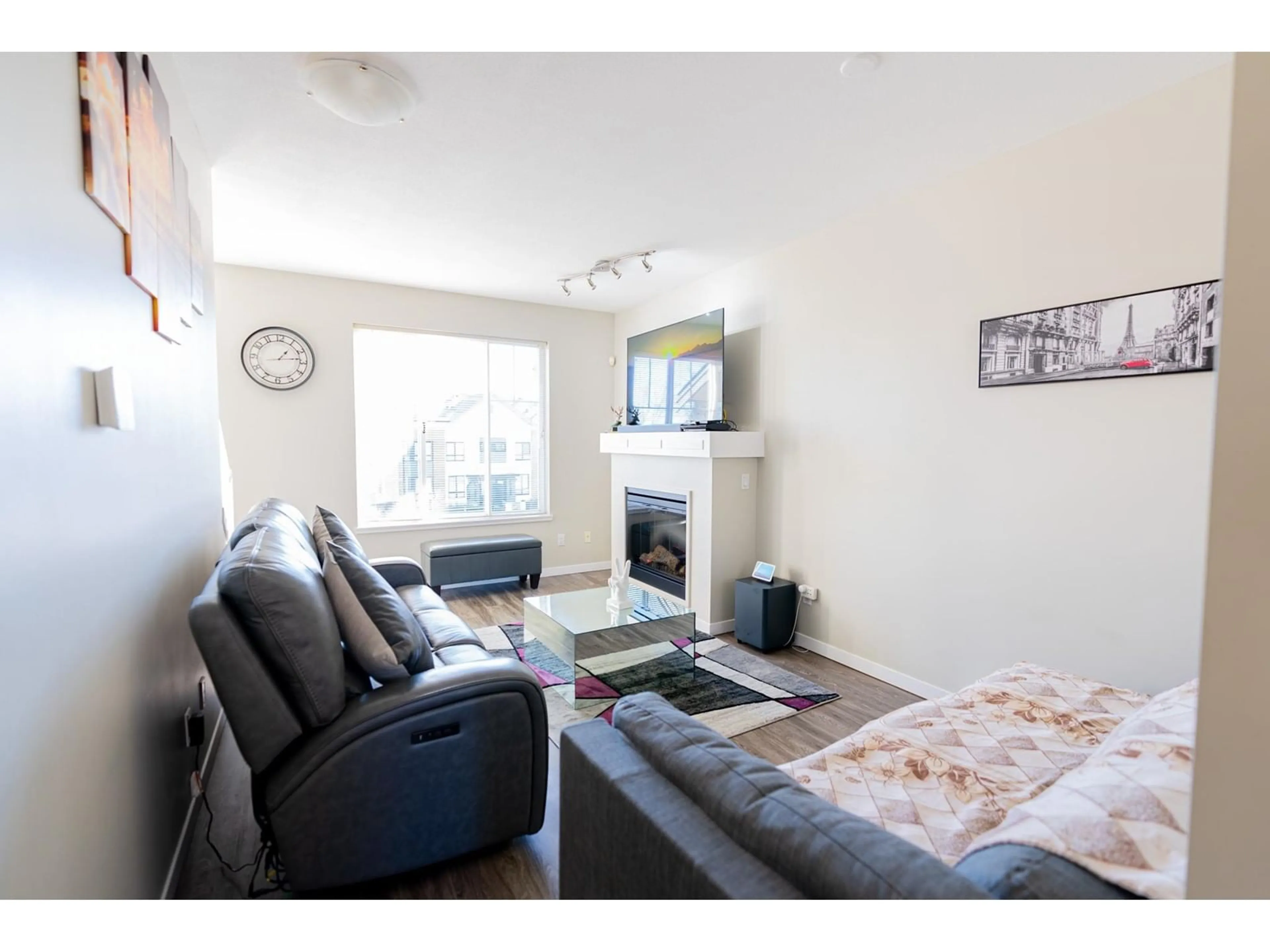 Living room with furniture, wood/laminate floor for 4 5839 PANORAMA, Surrey British Columbia V3S0P4