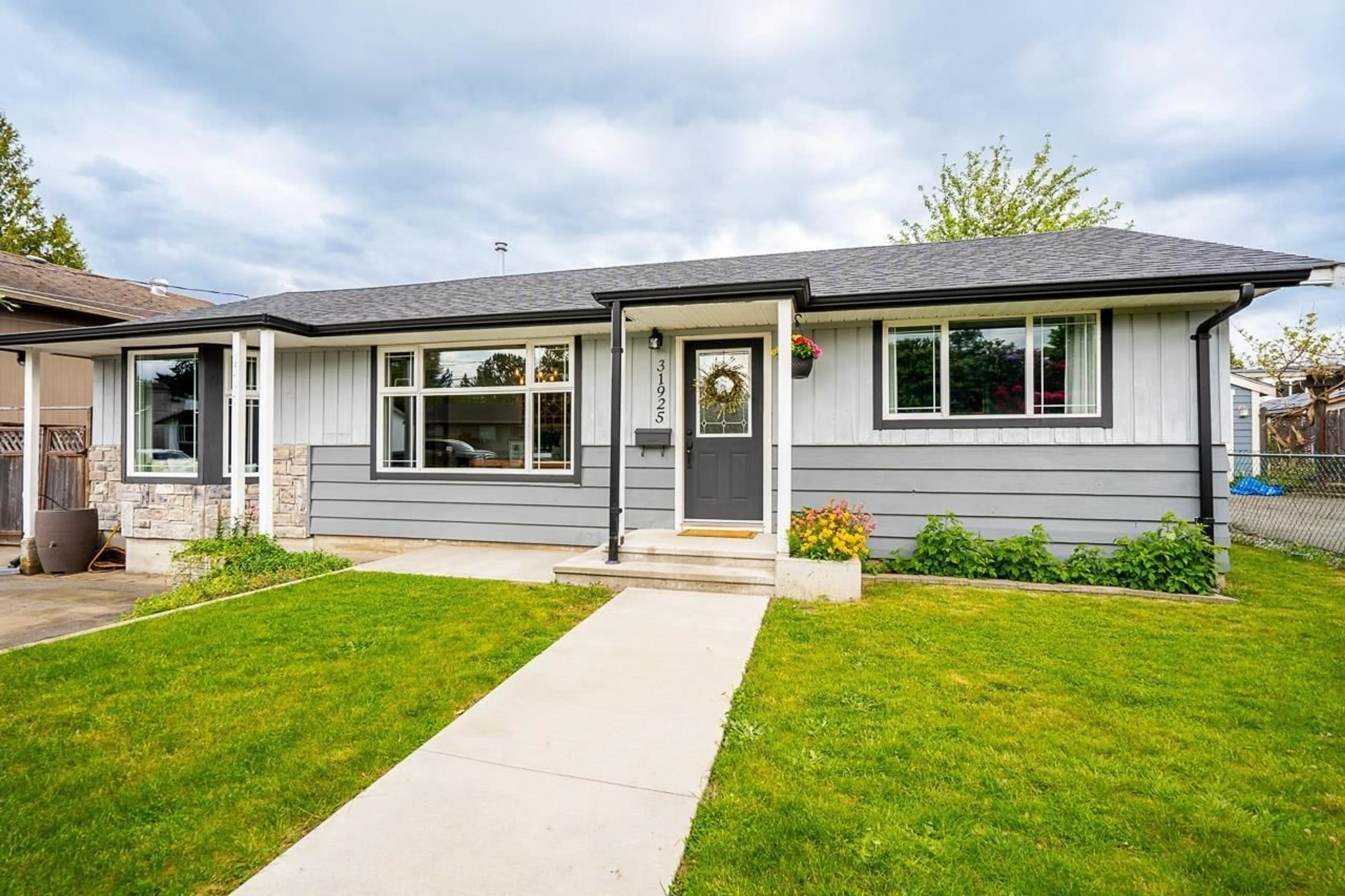 Home with vinyl exterior material, street for 31925 HILLCREST, Mission British Columbia V2V1K8