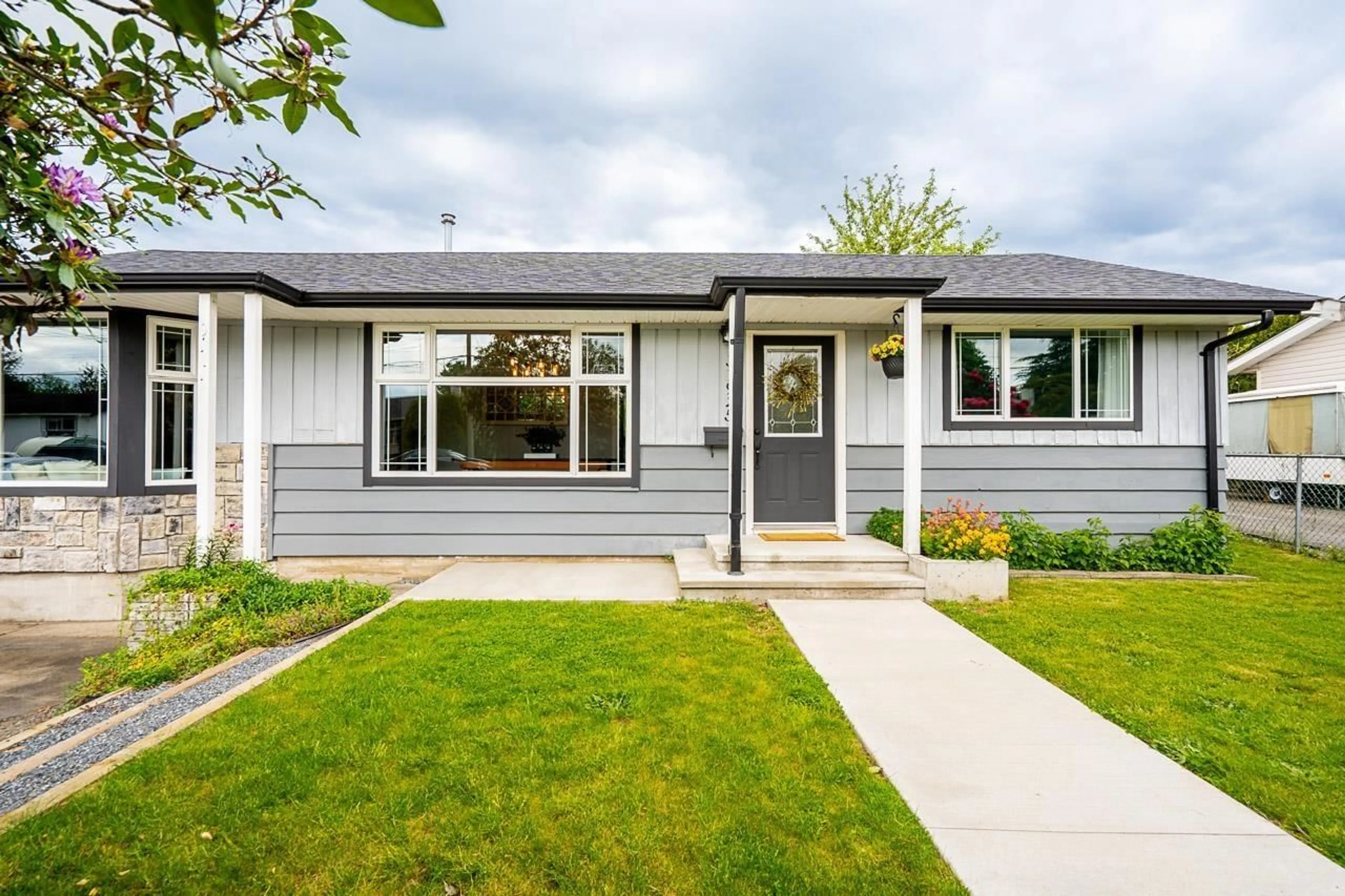 Home with vinyl exterior material, street for 31925 HILLCREST, Mission British Columbia V2V1K8