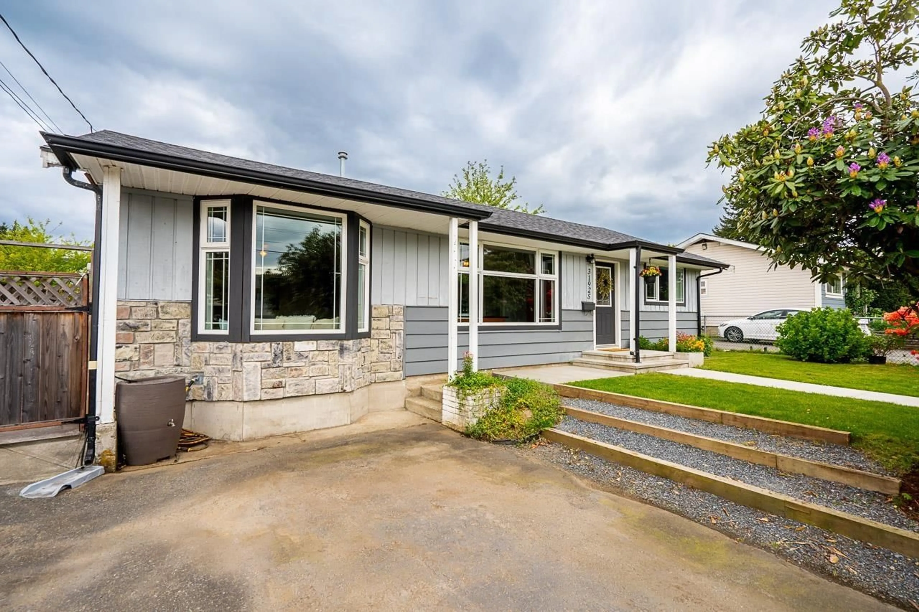 Home with vinyl exterior material, street for 31925 HILLCREST, Mission British Columbia V2V1K8