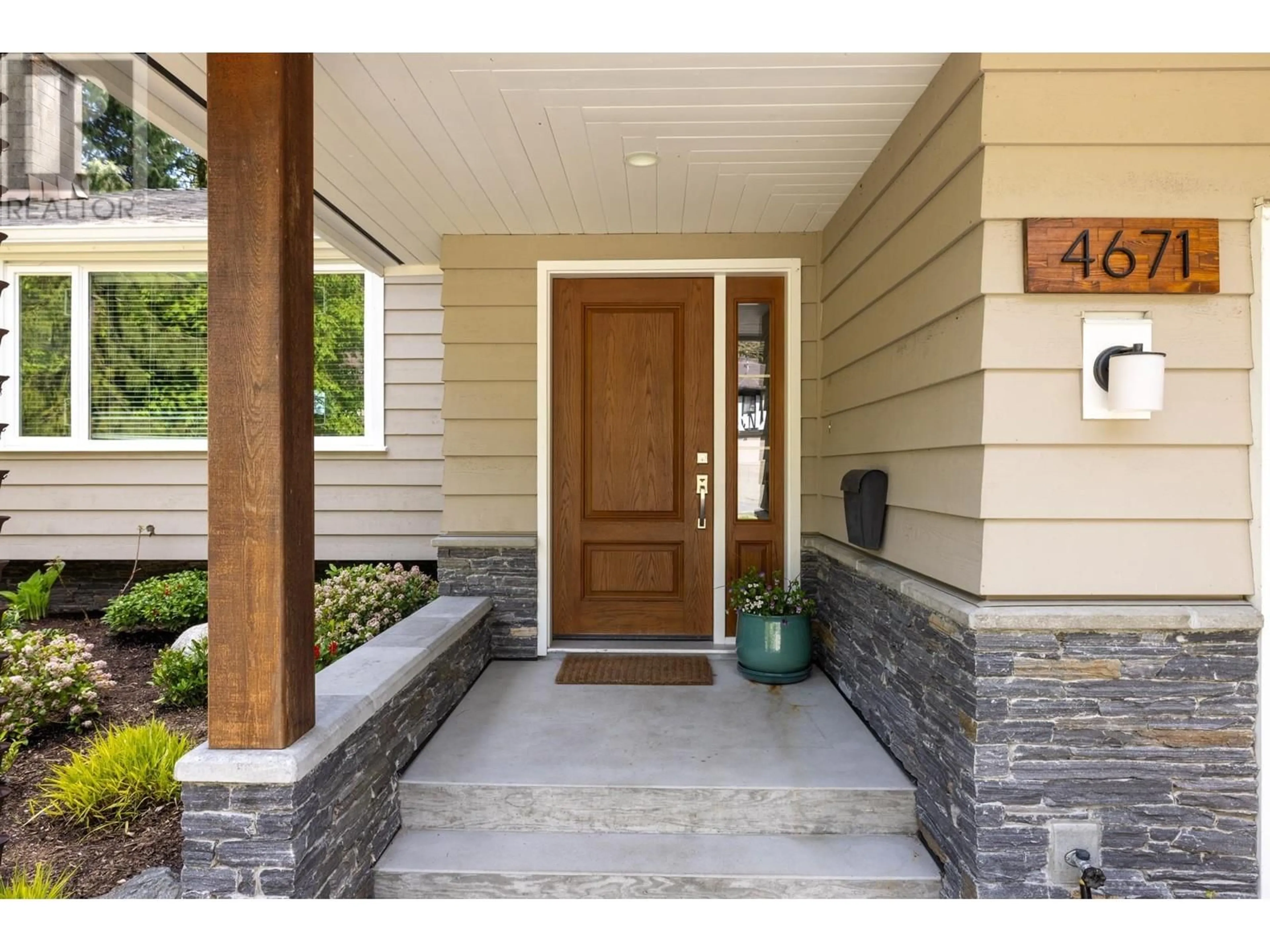 Indoor entryway for 4671 UNDERWOOD PLACE, North Vancouver British Columbia V7K3A3