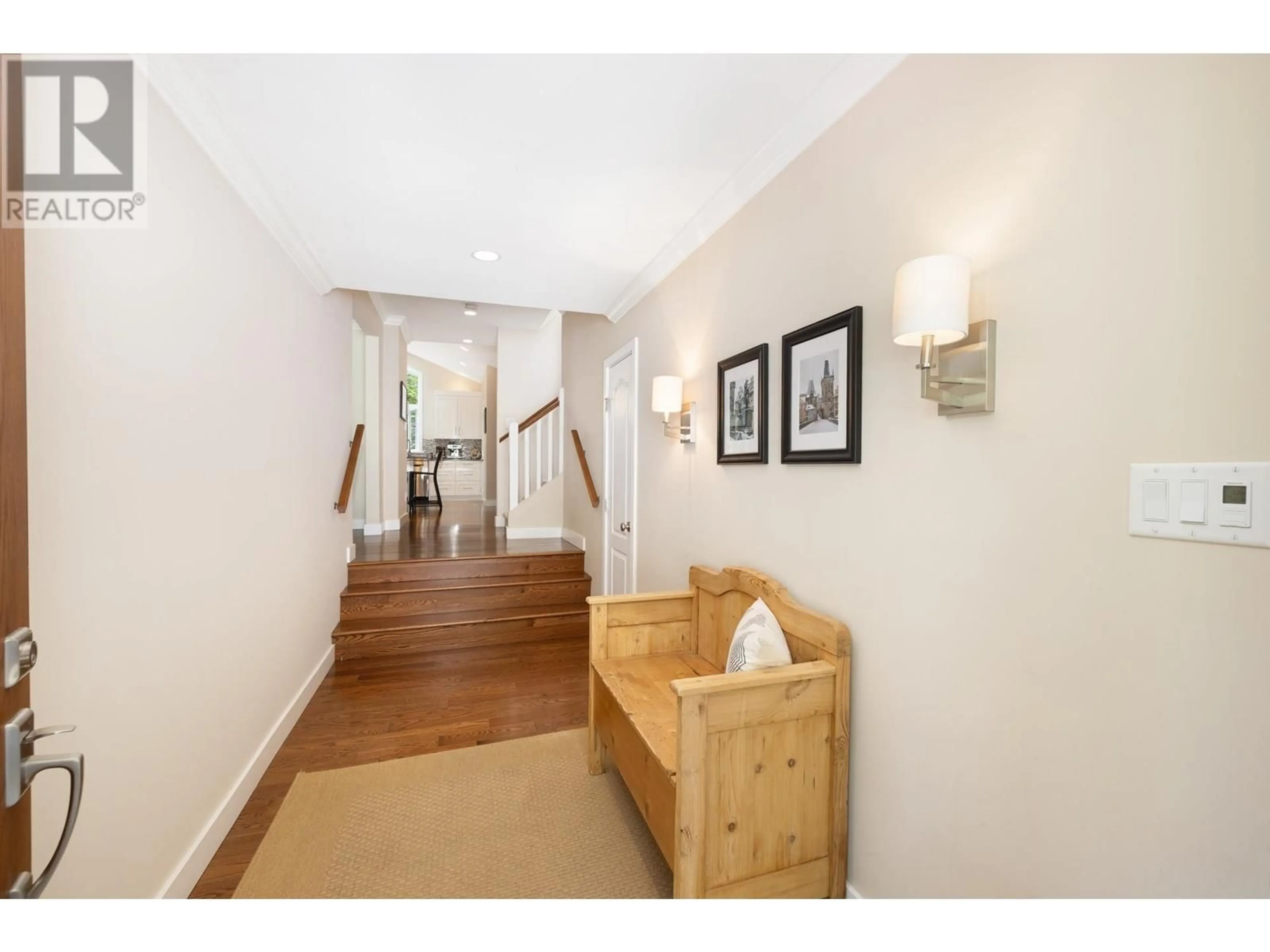 Indoor entryway for 4671 UNDERWOOD PLACE, North Vancouver British Columbia V7K3A3