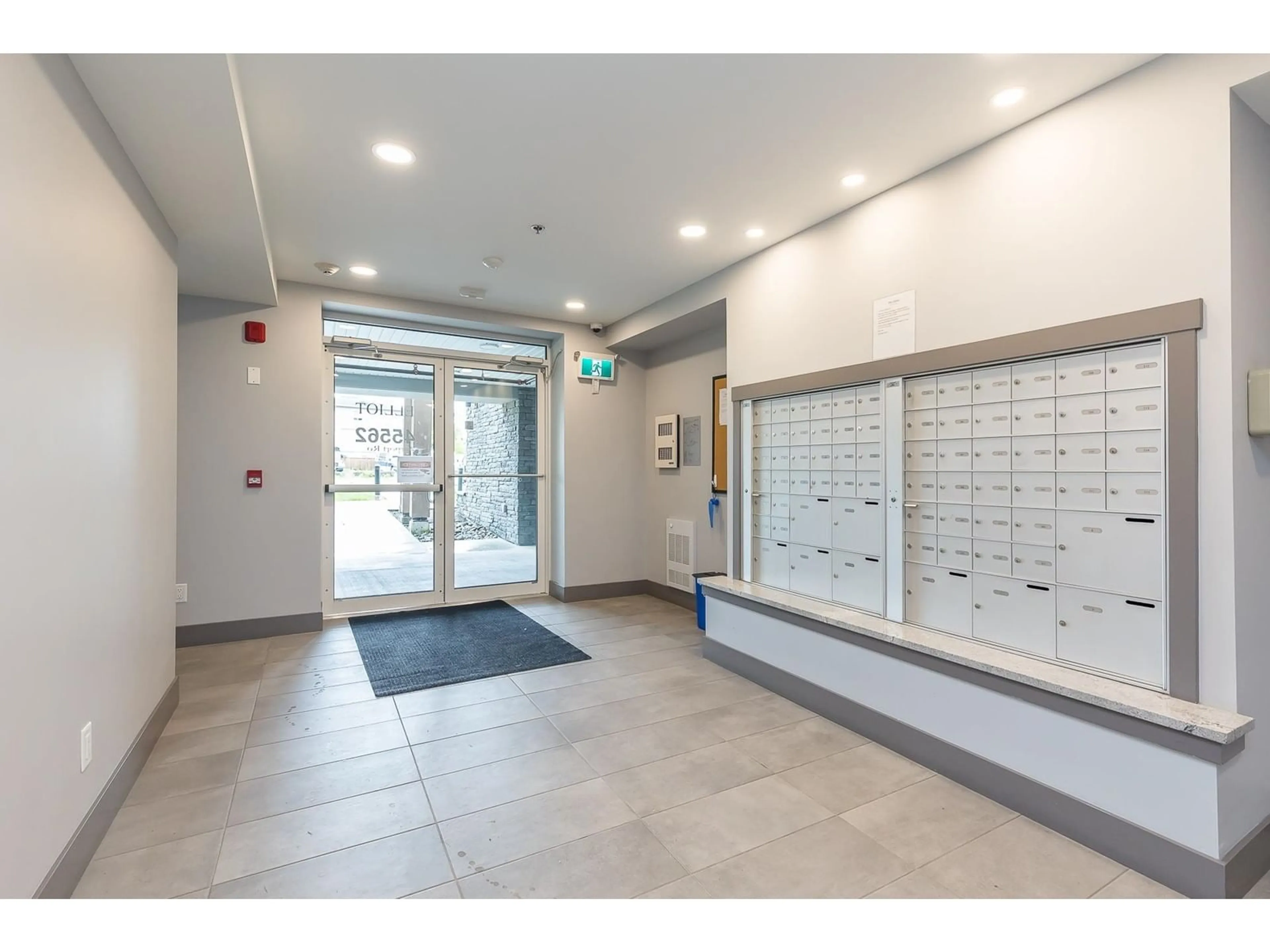 Indoor foyer for 414 - 45562 AIRPORT ROAD, Chilliwack British Columbia V2P0J8