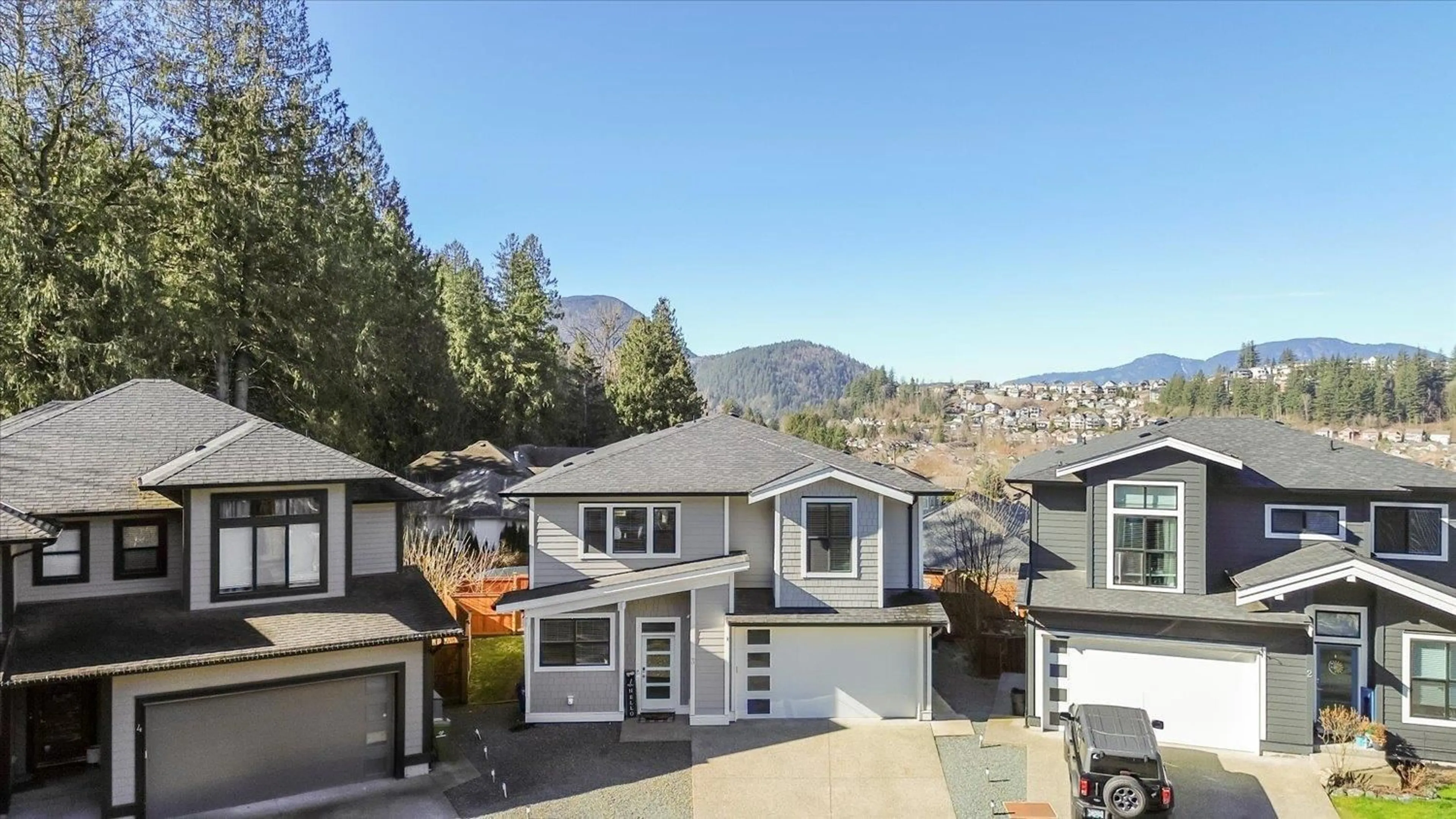 A pic from outside/outdoor area/front of a property/back of a property/a pic from drone, mountain view for 3 - 46504 VALLEYVIEW ROAD, Chilliwack British Columbia V2R5M8