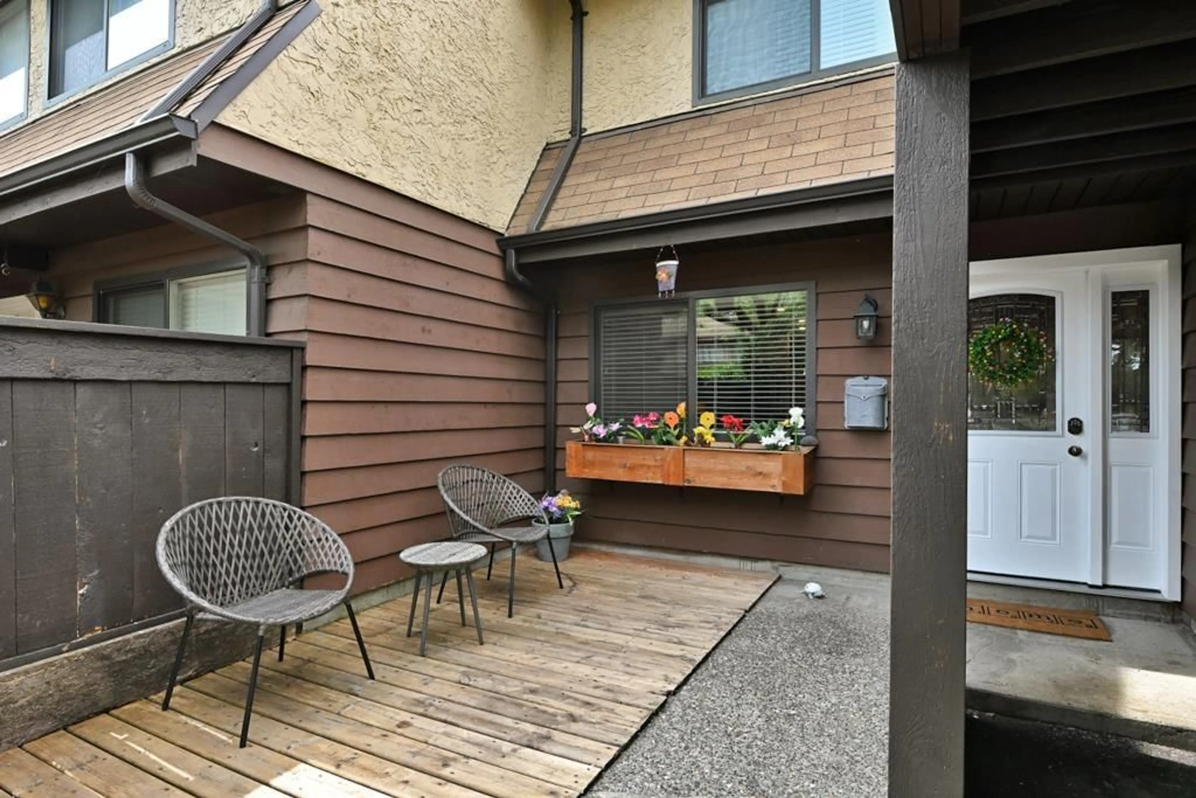 Patio, street for 122 - 9467 PRINCE CHARLES, Surrey British Columbia V3V7G1