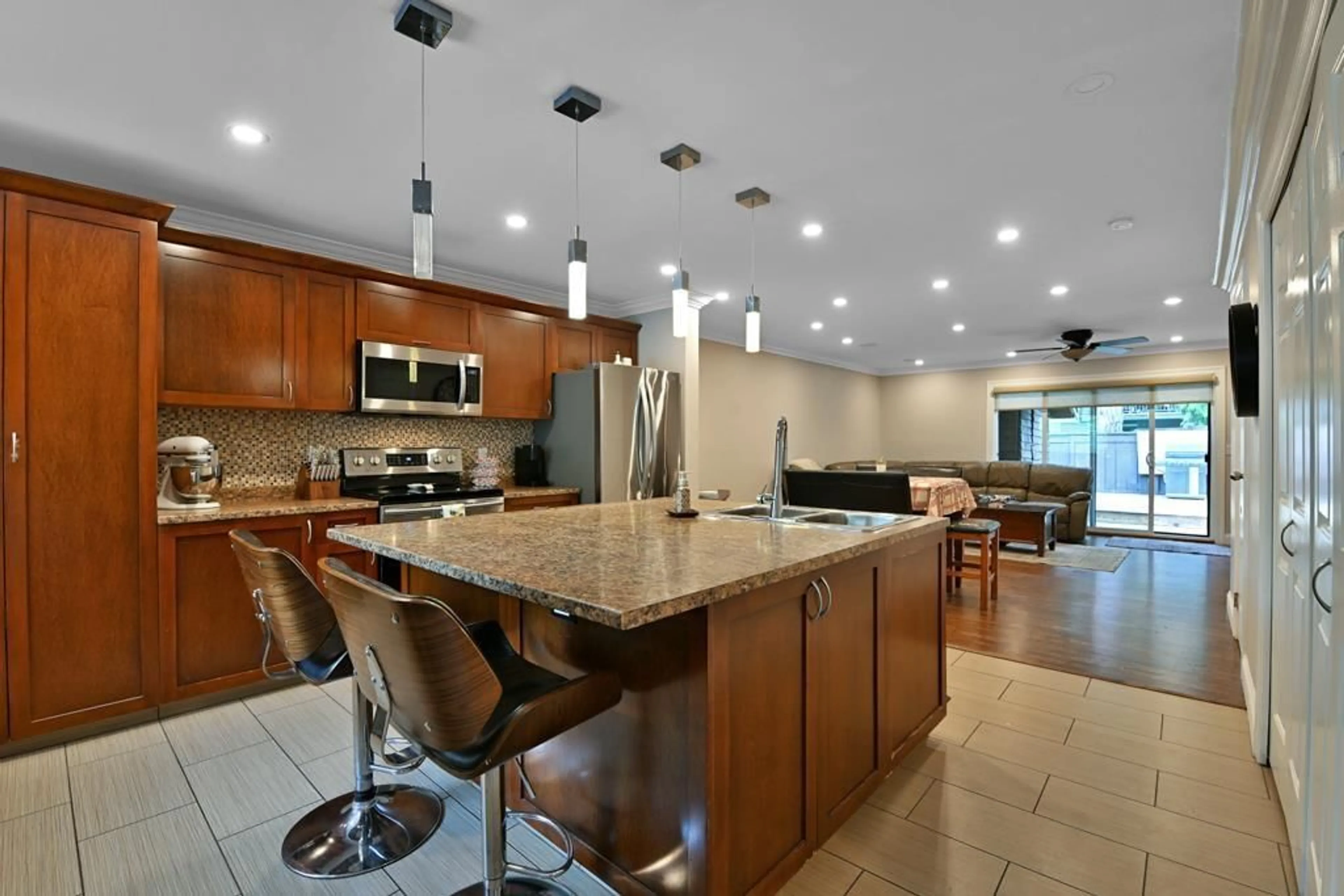Open concept kitchen, ceramic/tile floor for 122 - 9467 PRINCE CHARLES, Surrey British Columbia V3V7G1