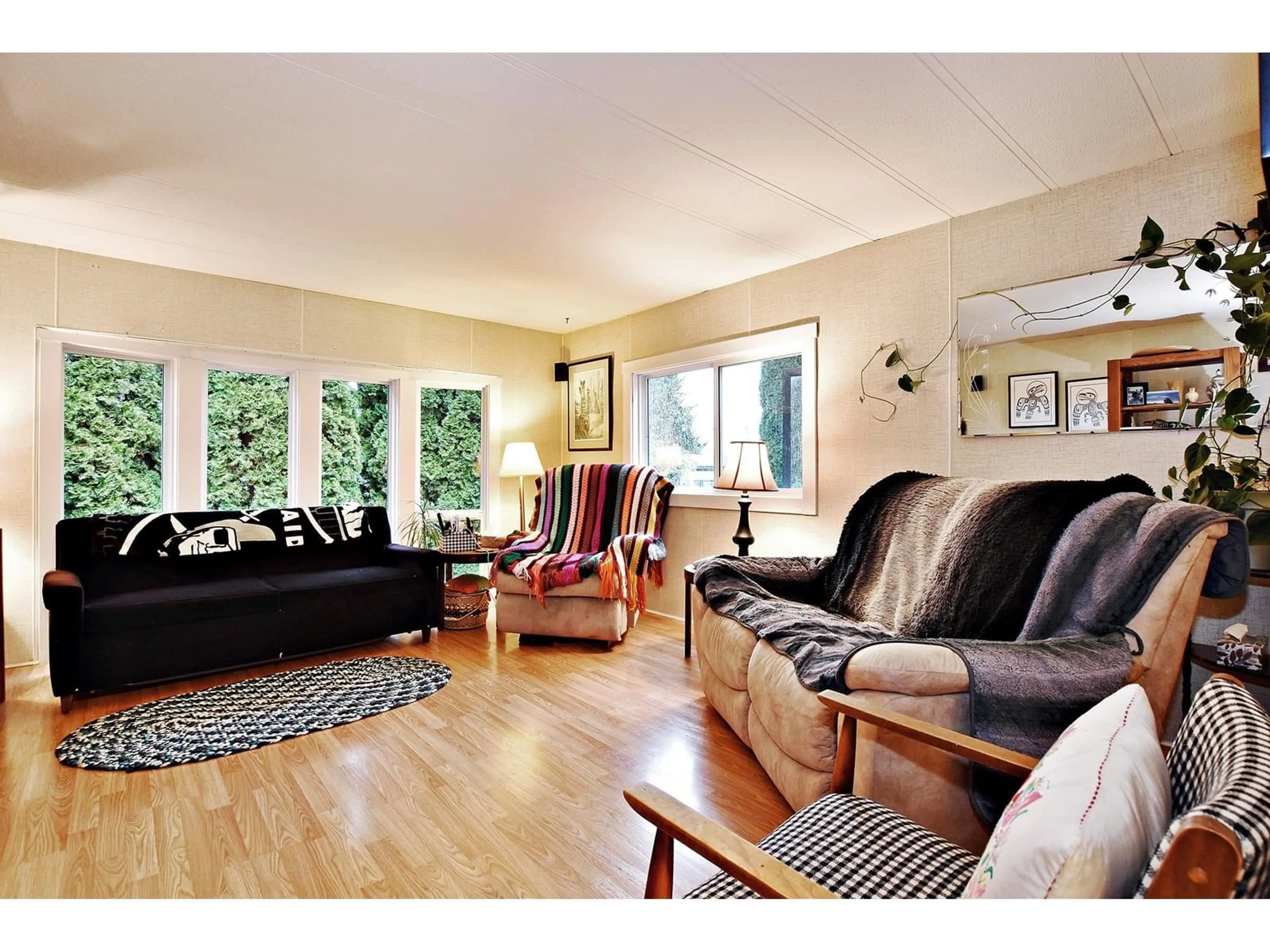 Living room with furniture, wood/laminate floor for 3 - 41711 TAYLOR, Mission British Columbia V0M1G0