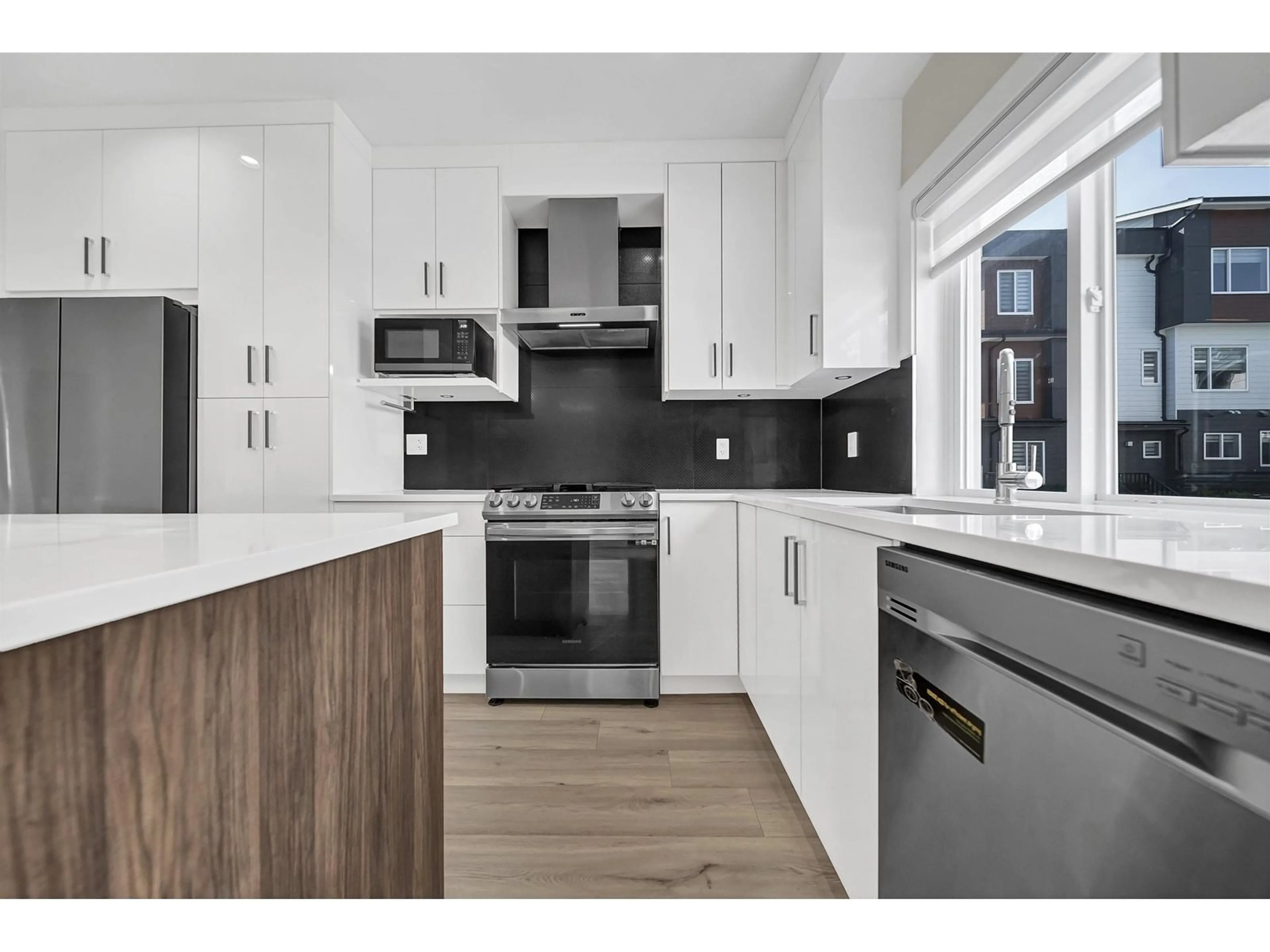 Contemporary kitchen, wood/laminate floor for 46 - 9652 162A, Surrey British Columbia V4N2E4