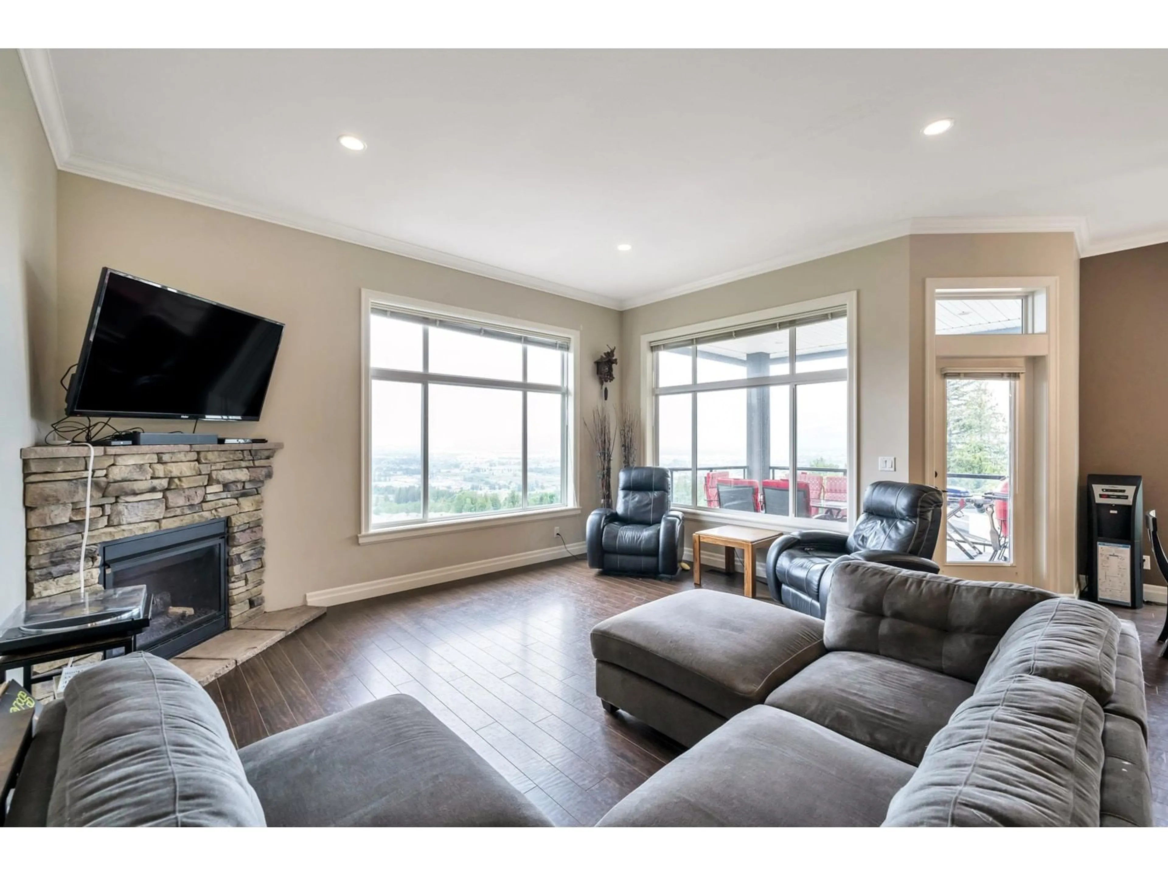 Living room with furniture, unknown for 47137 MACFARLANE PLACE, Chilliwack British Columbia V2R0P3