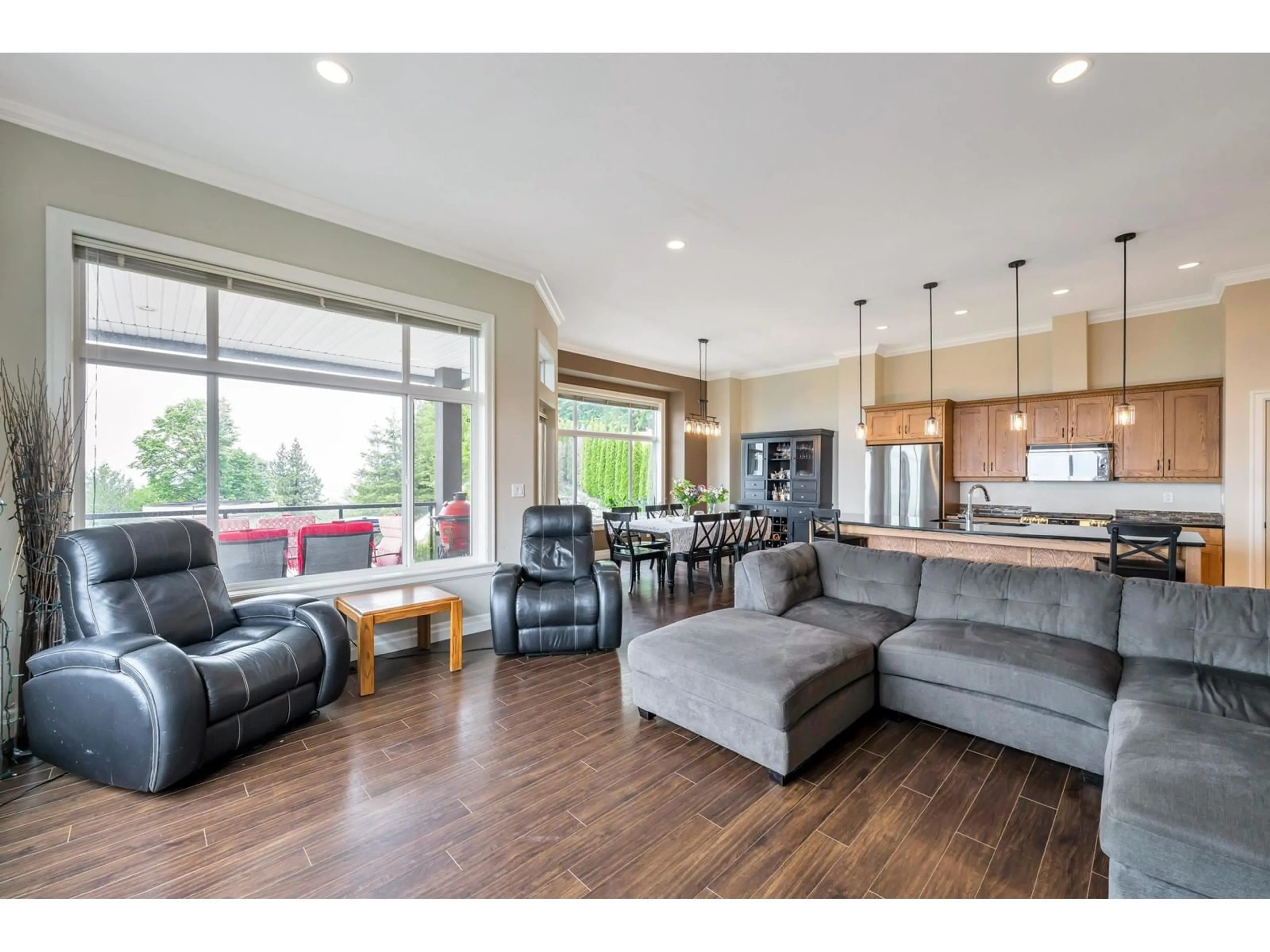 Open concept kitchen, wood/laminate floor for 47137 MACFARLANE PLACE, Chilliwack British Columbia V2R0P3