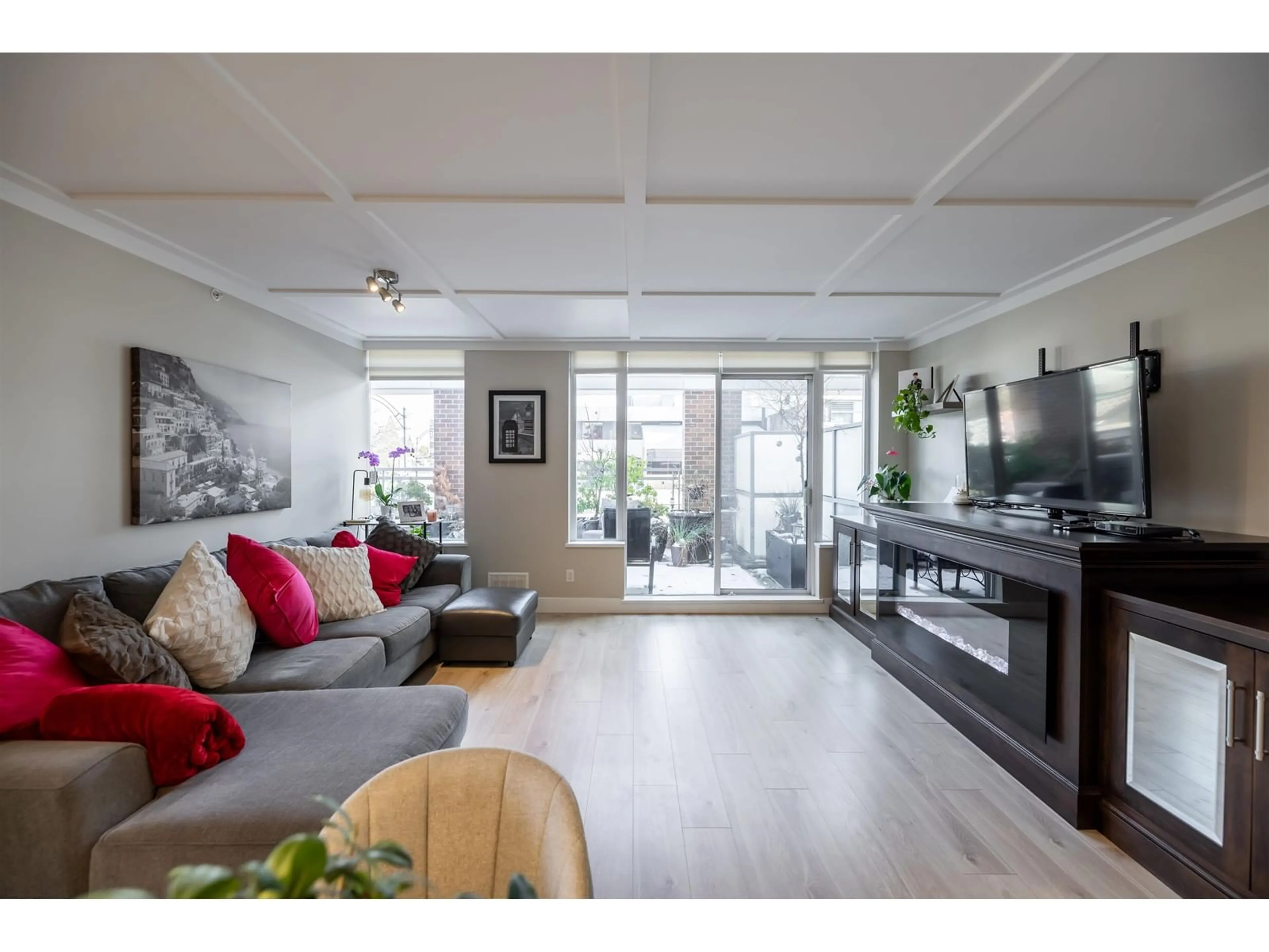 Living room with furniture, wood/laminate floor for 204 - 15152 RUSSELL, White Rock British Columbia V4B0A3