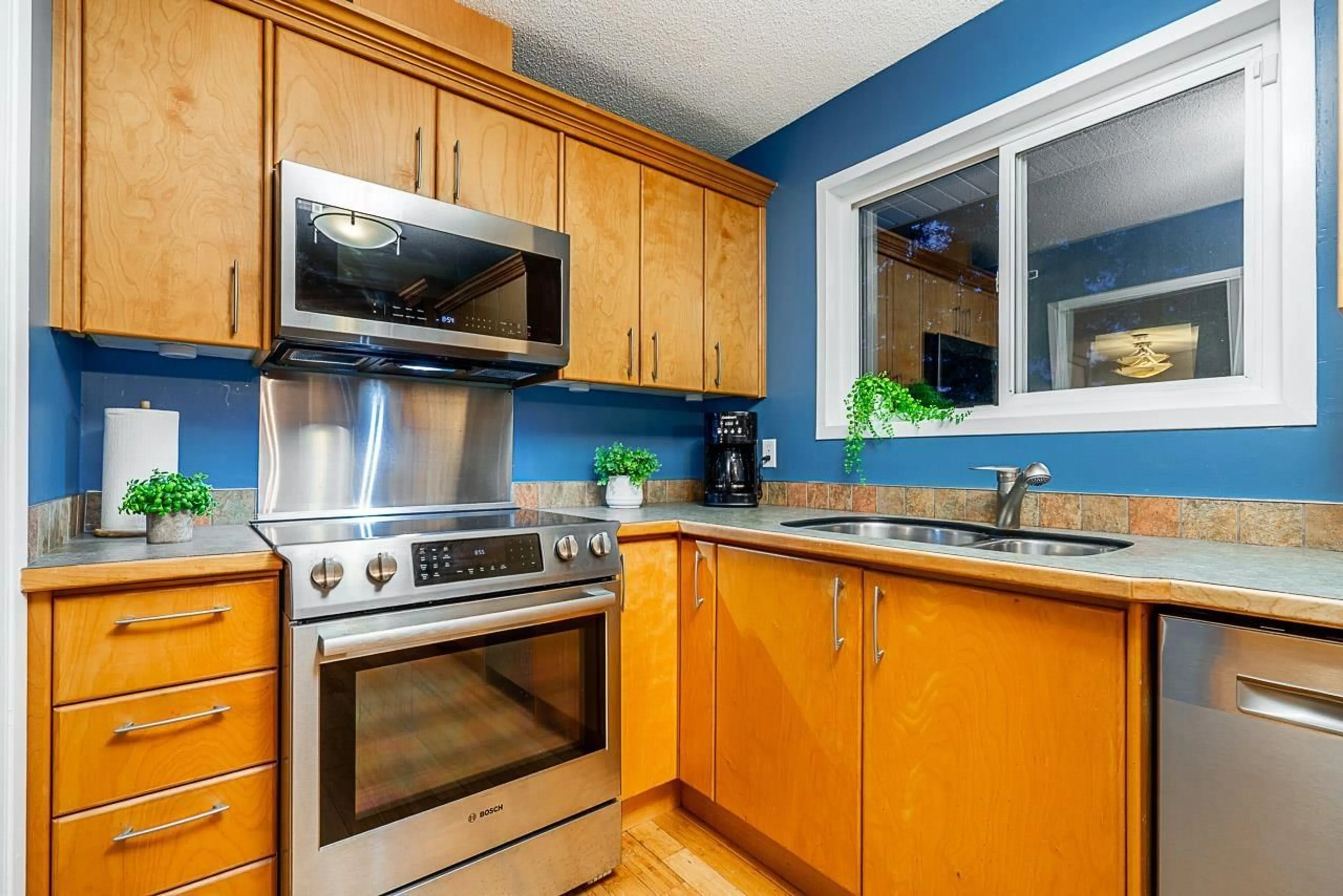 Standard kitchen, wood/laminate floor for 3220 275, Langley British Columbia V4W3J3