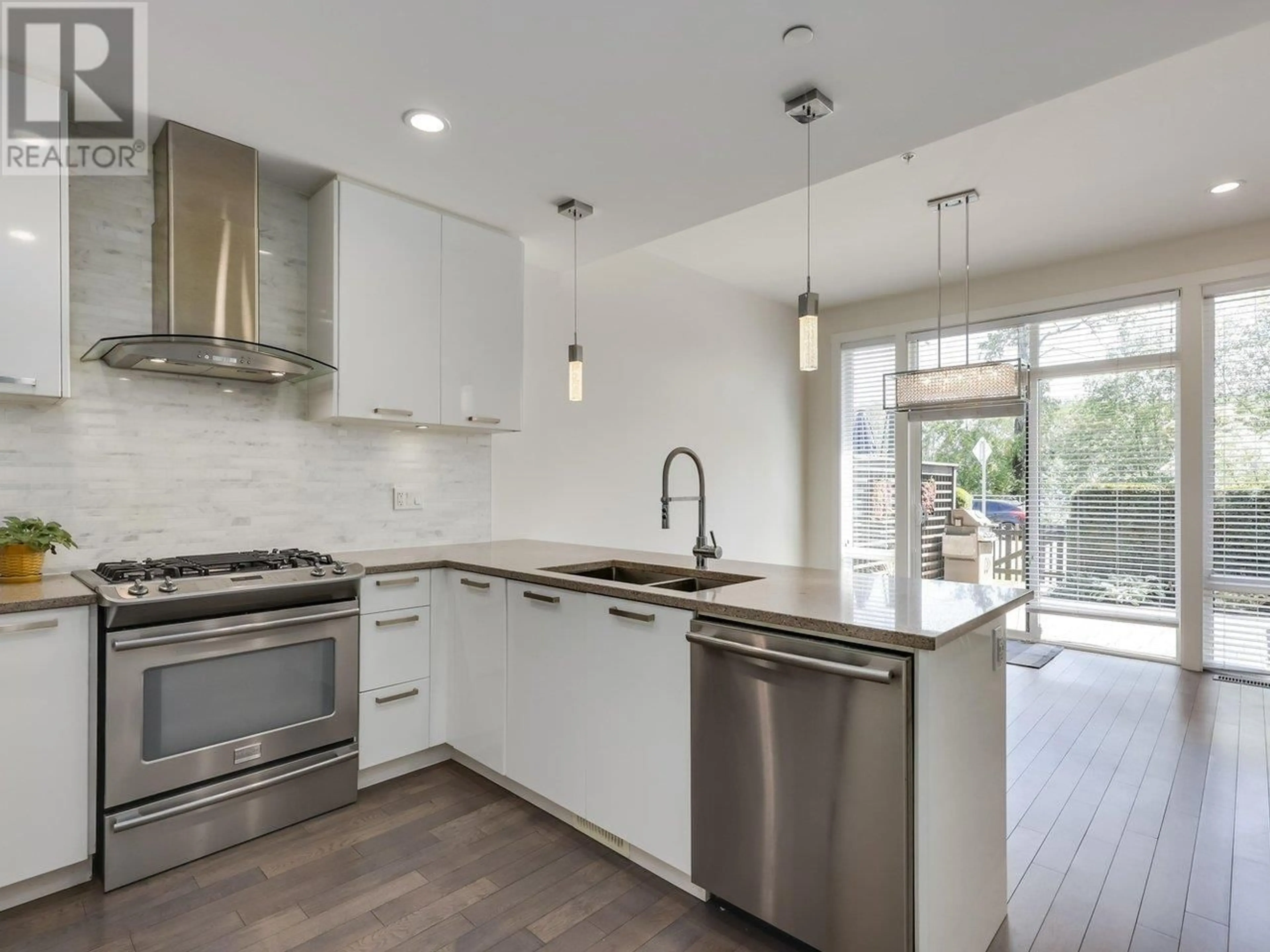 Open concept kitchen, ceramic/tile floor for 9 - 100 WOOD STREET, New Westminster British Columbia V3M0H6