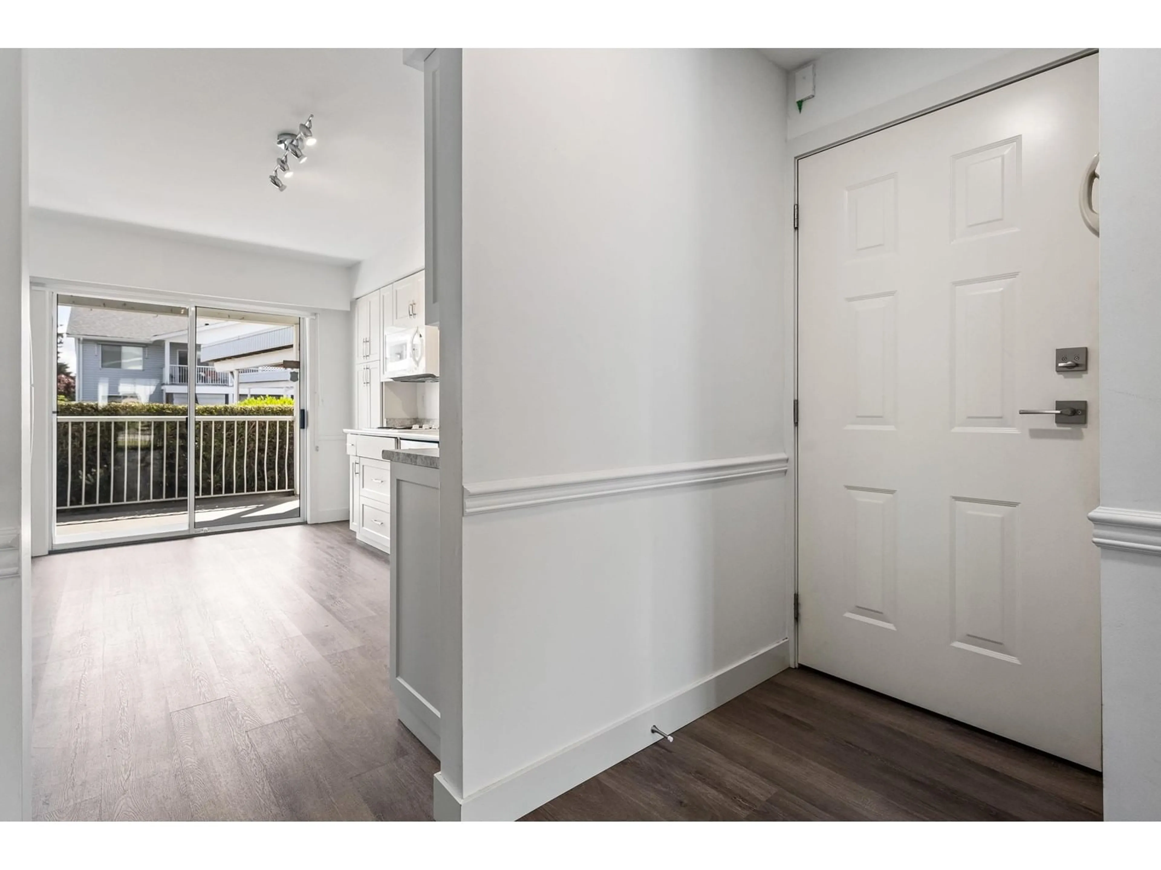 Indoor entryway for 287 - 32691 GARIBALDI, Abbotsford British Columbia V2T5T7
