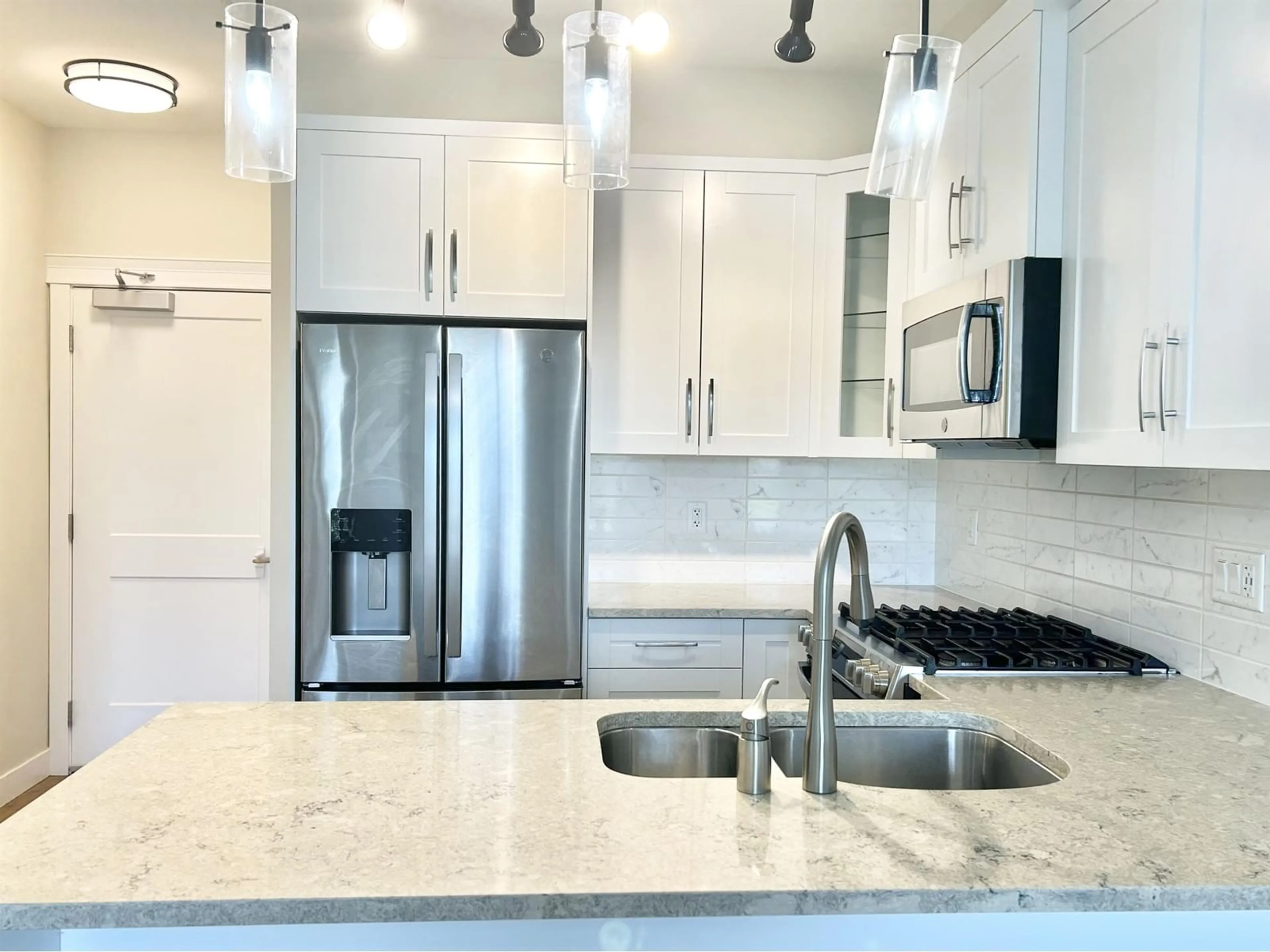Contemporary kitchen, ceramic/tile floor for 528 - 11077 RAVINE, Surrey British Columbia V3T0R7