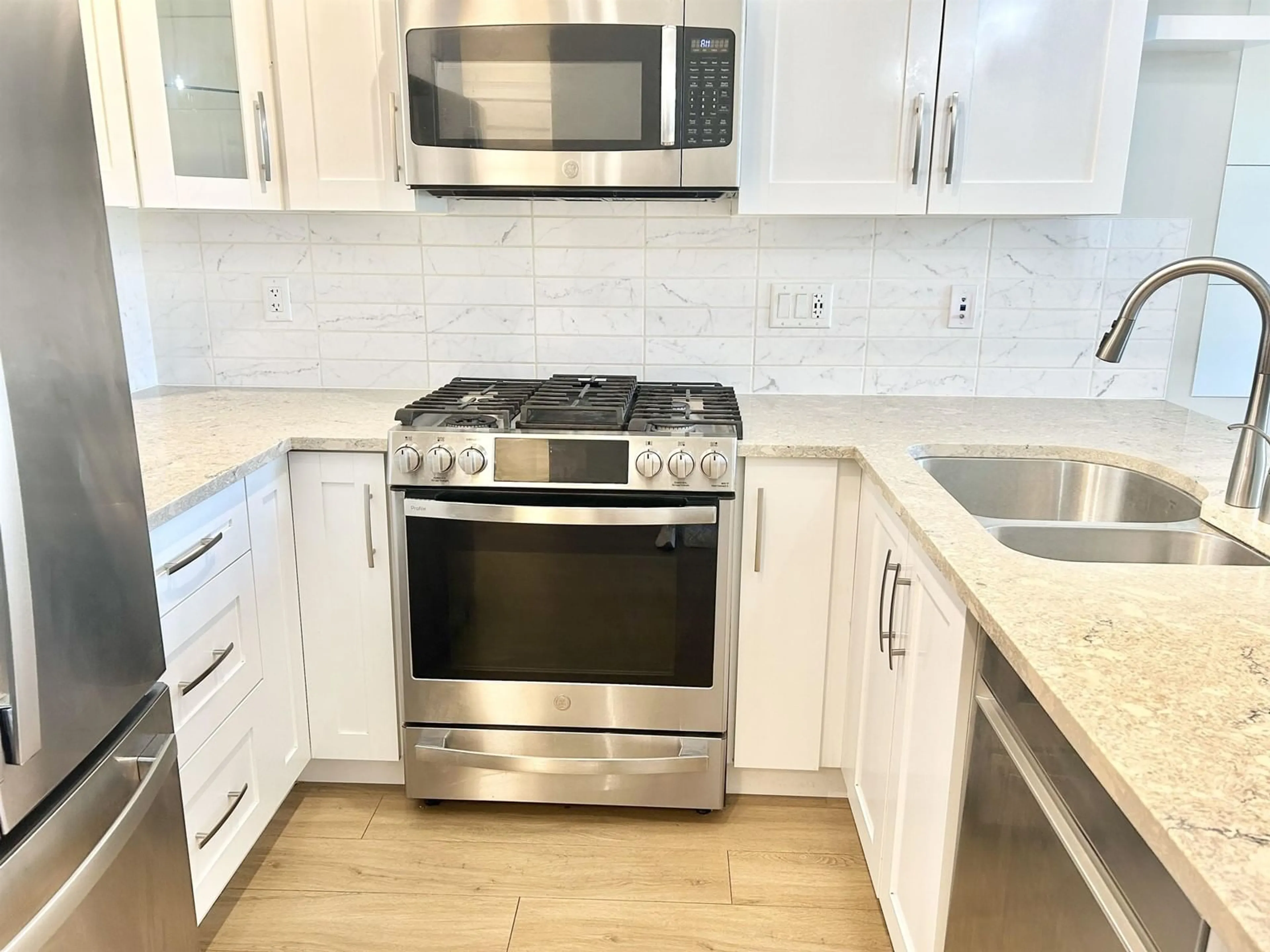 Standard kitchen, ceramic/tile floor for 528 - 11077 RAVINE, Surrey British Columbia V3T0R7