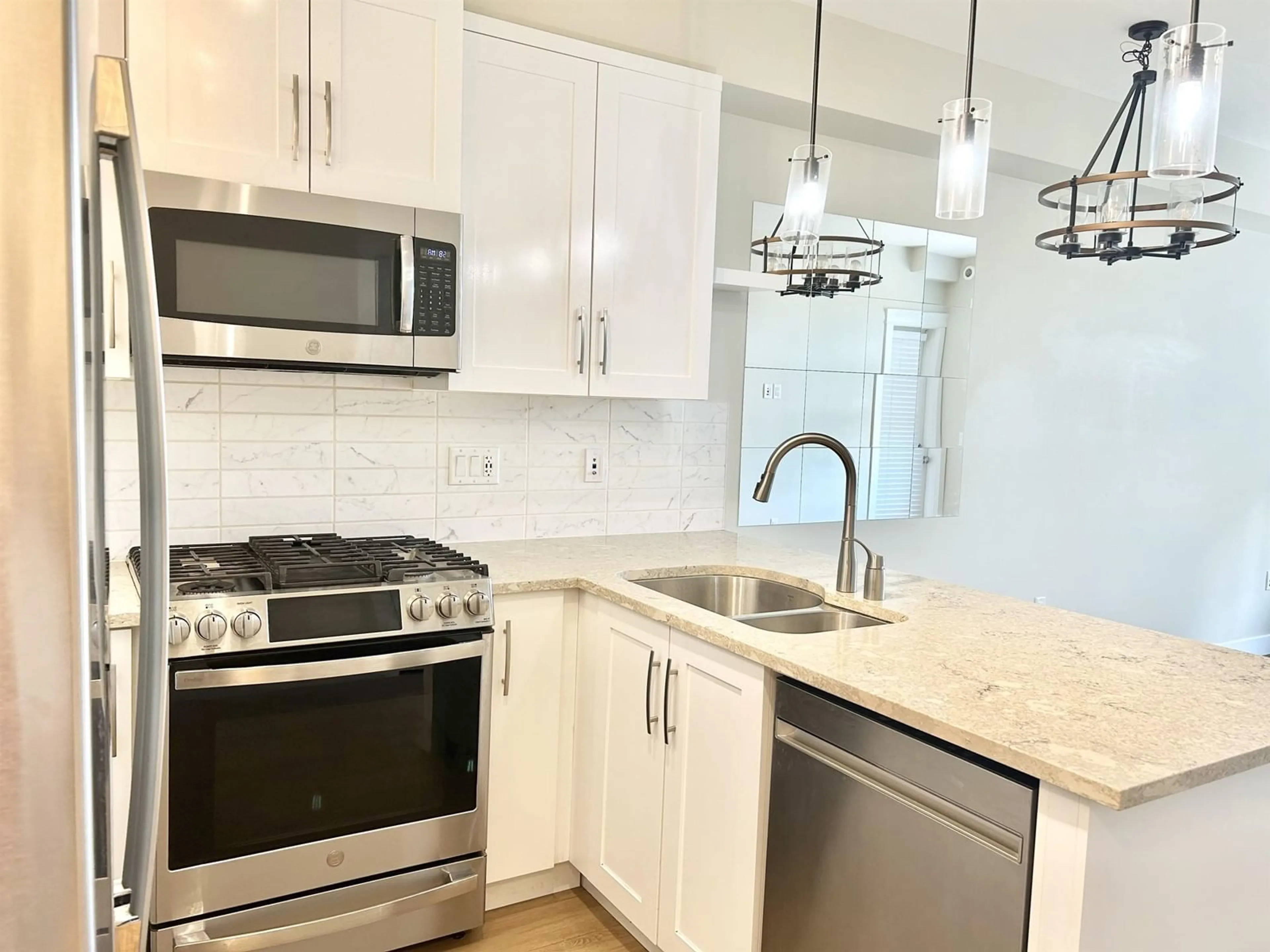Standard kitchen, unknown for 528 - 11077 RAVINE, Surrey British Columbia V3T0R7