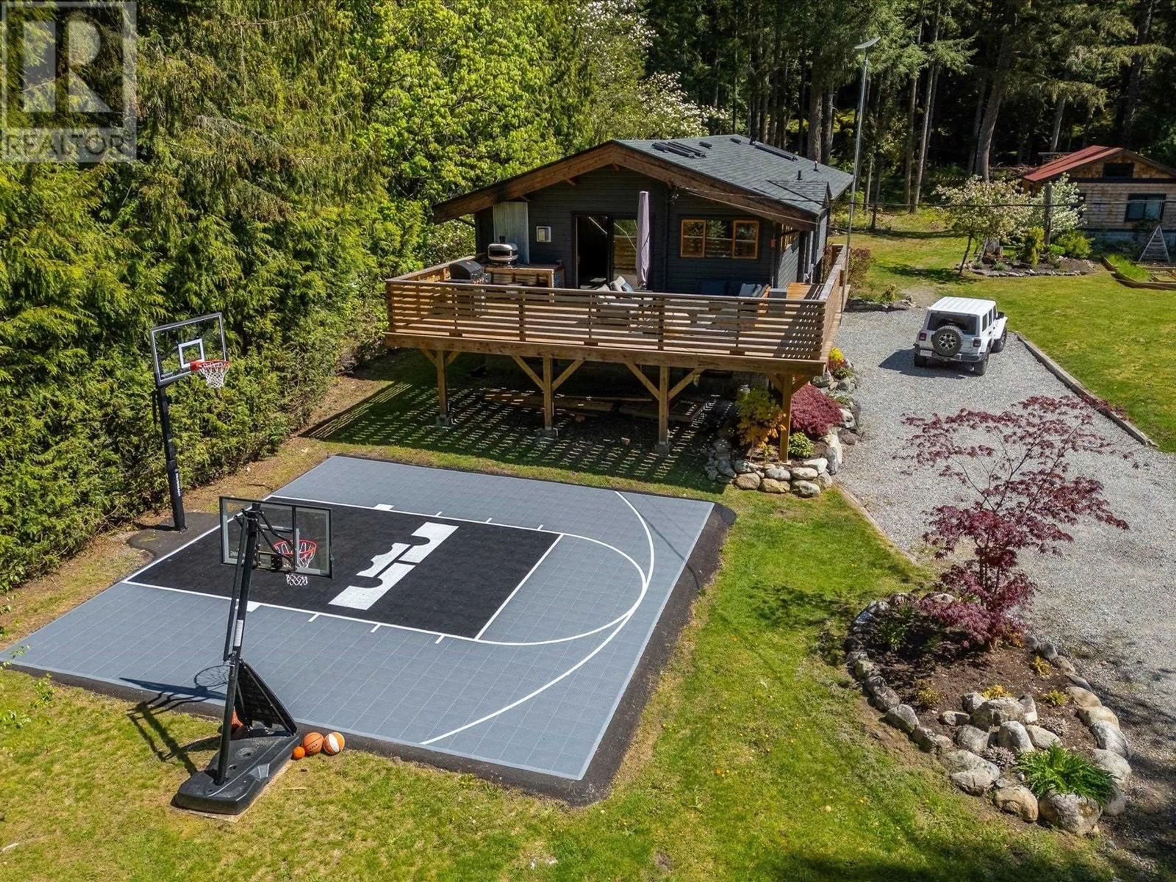 A pic from outside/outdoor area/front of a property/back of a property/a pic from drone, unknown for 2040 MIDNIGHT WAY, Squamish British Columbia V0N1T0