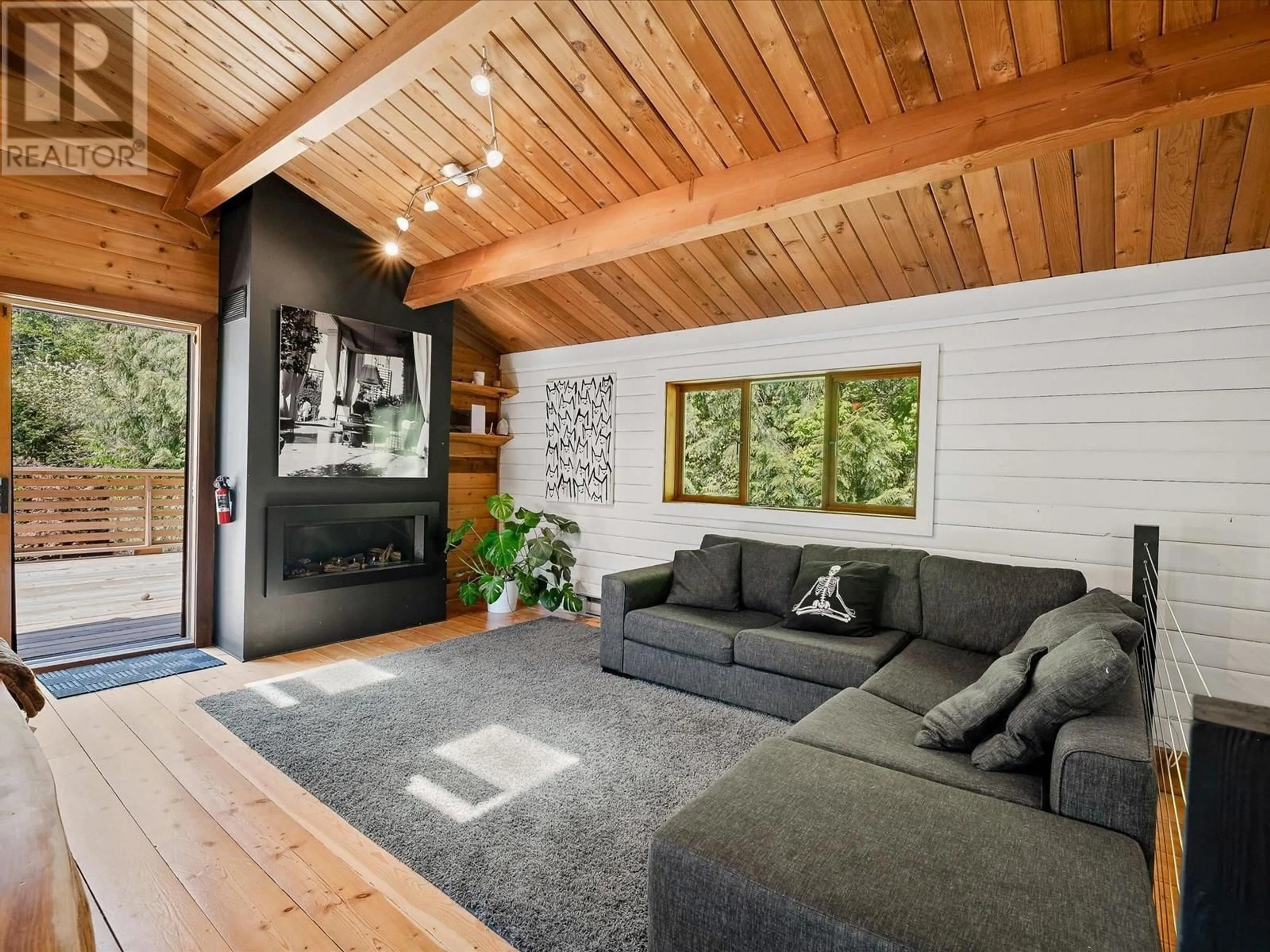 Living room with furniture, wood/laminate floor for 2040 MIDNIGHT WAY, Squamish British Columbia V0N1T0