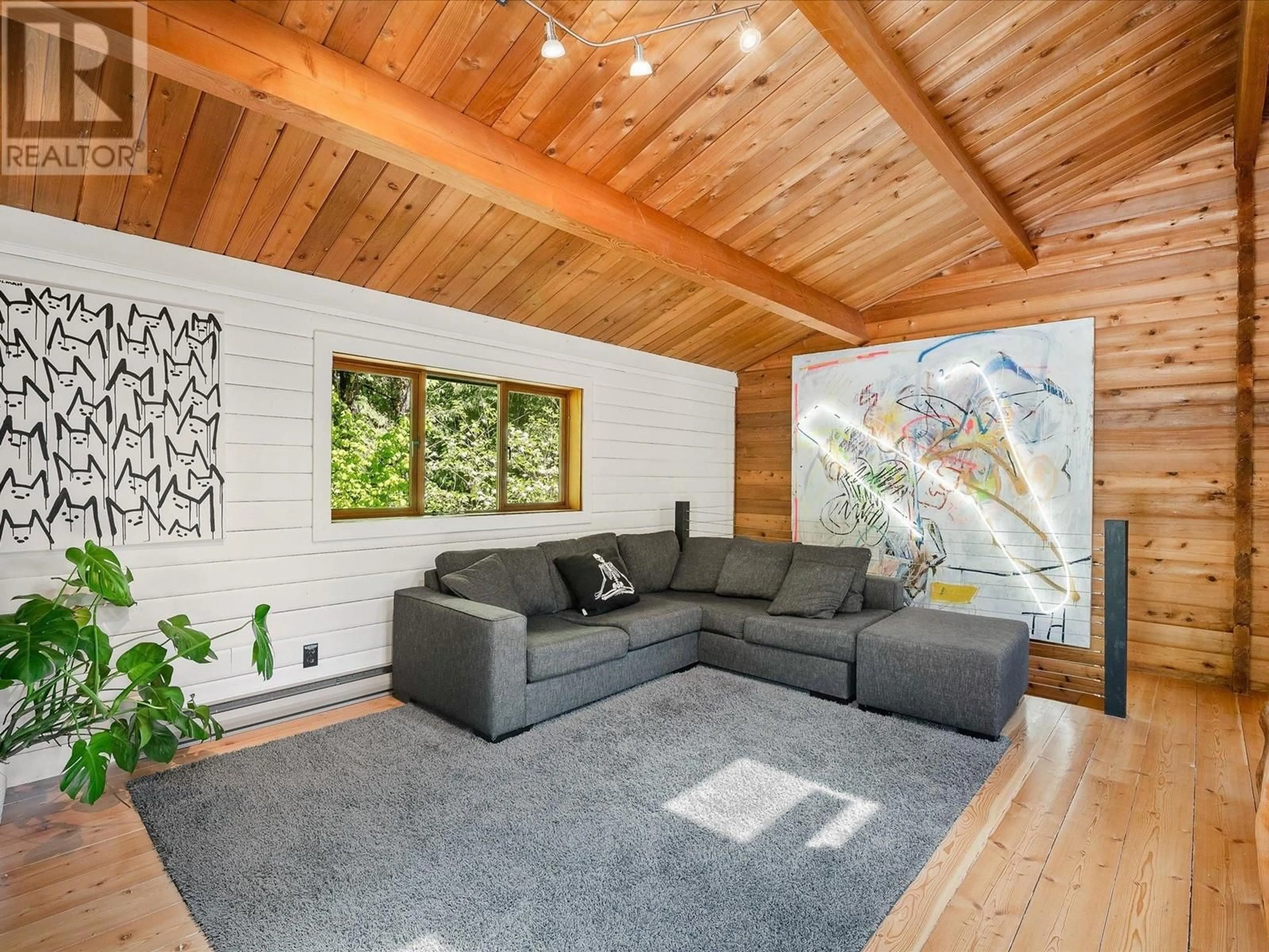 Living room with furniture, wood/laminate floor for 2040 MIDNIGHT WAY, Squamish British Columbia V0N1T0