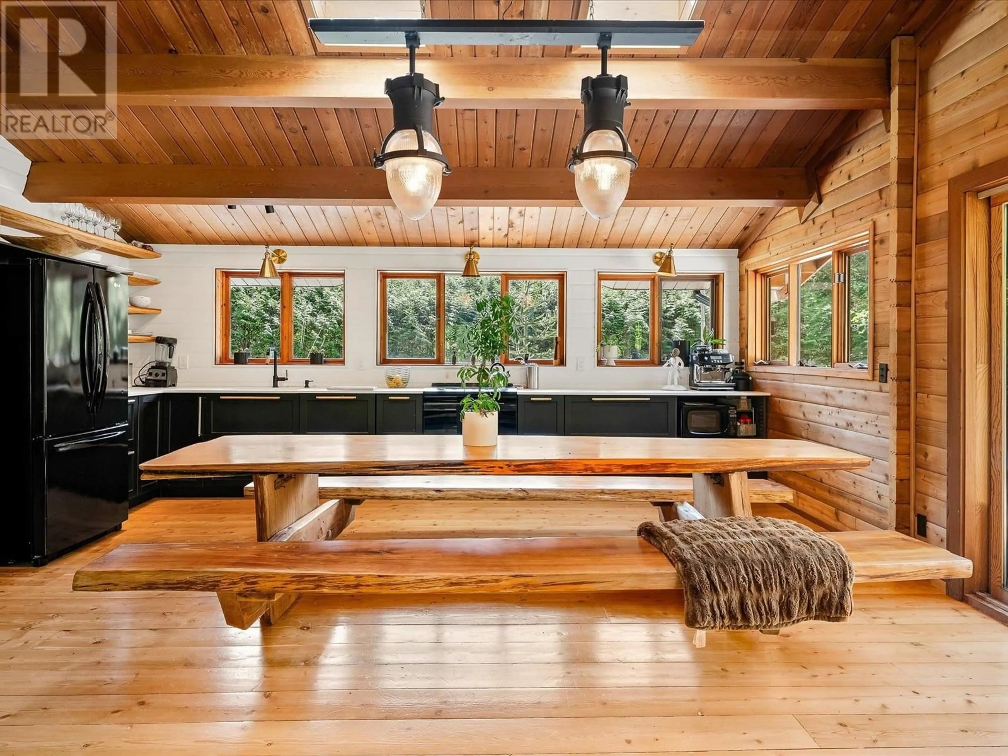 Rustic kitchen, wood/laminate floor for 2040 MIDNIGHT WAY, Squamish British Columbia V0N1T0