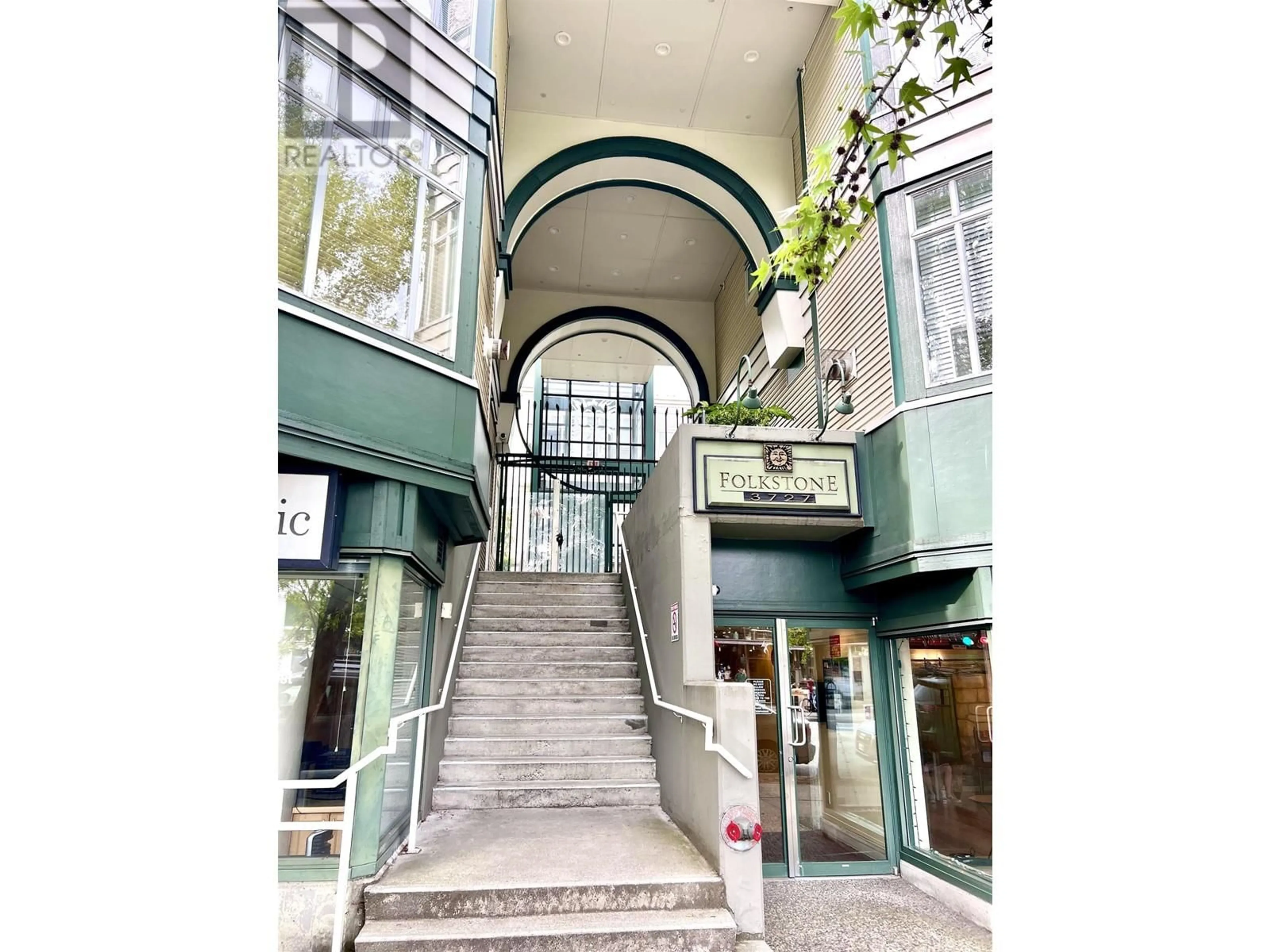 Indoor foyer for 311 - 3727 10TH AVENUE, Vancouver British Columbia V6R2G5