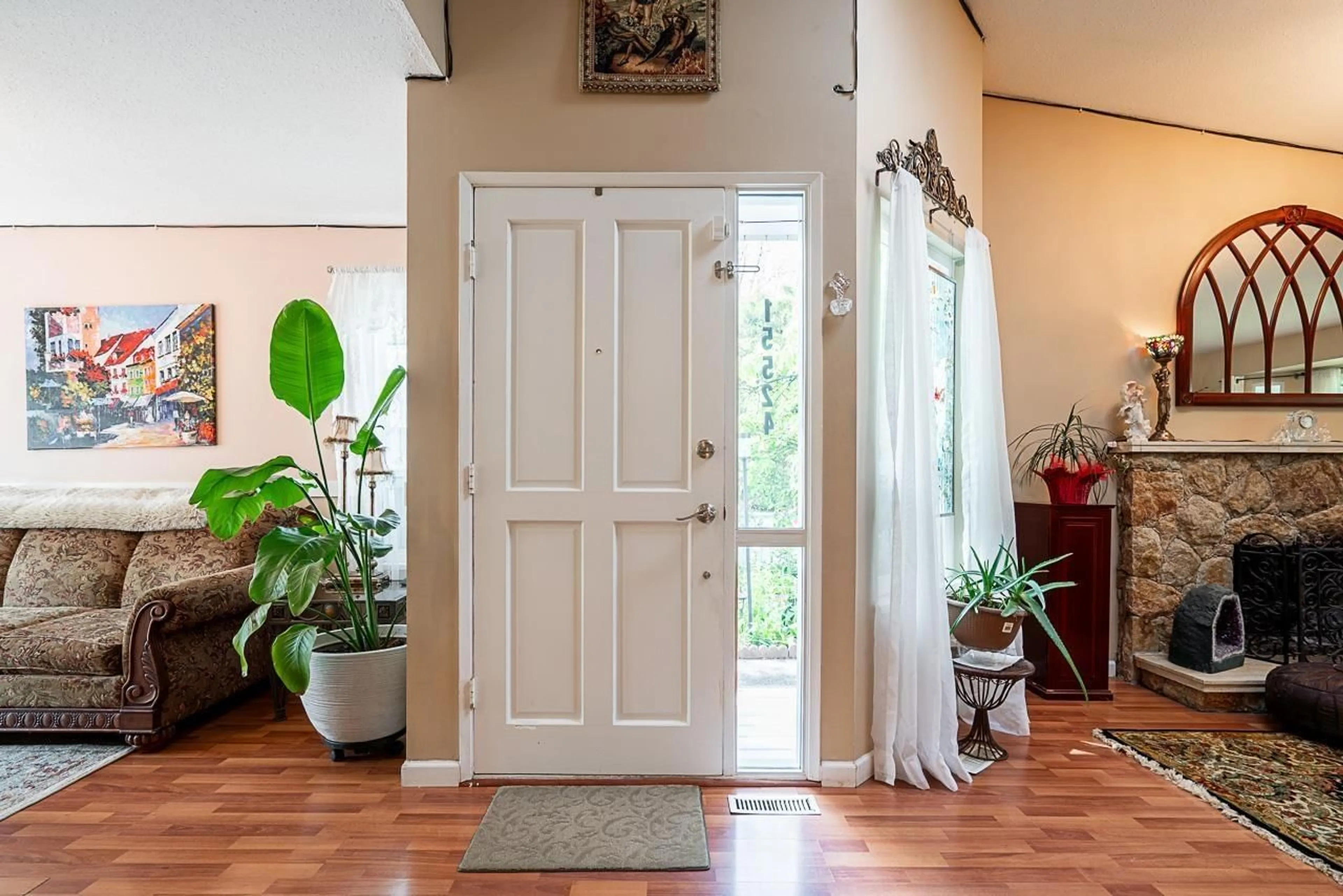 Indoor entryway for 15524 96B, Surrey British Columbia V3R7N7