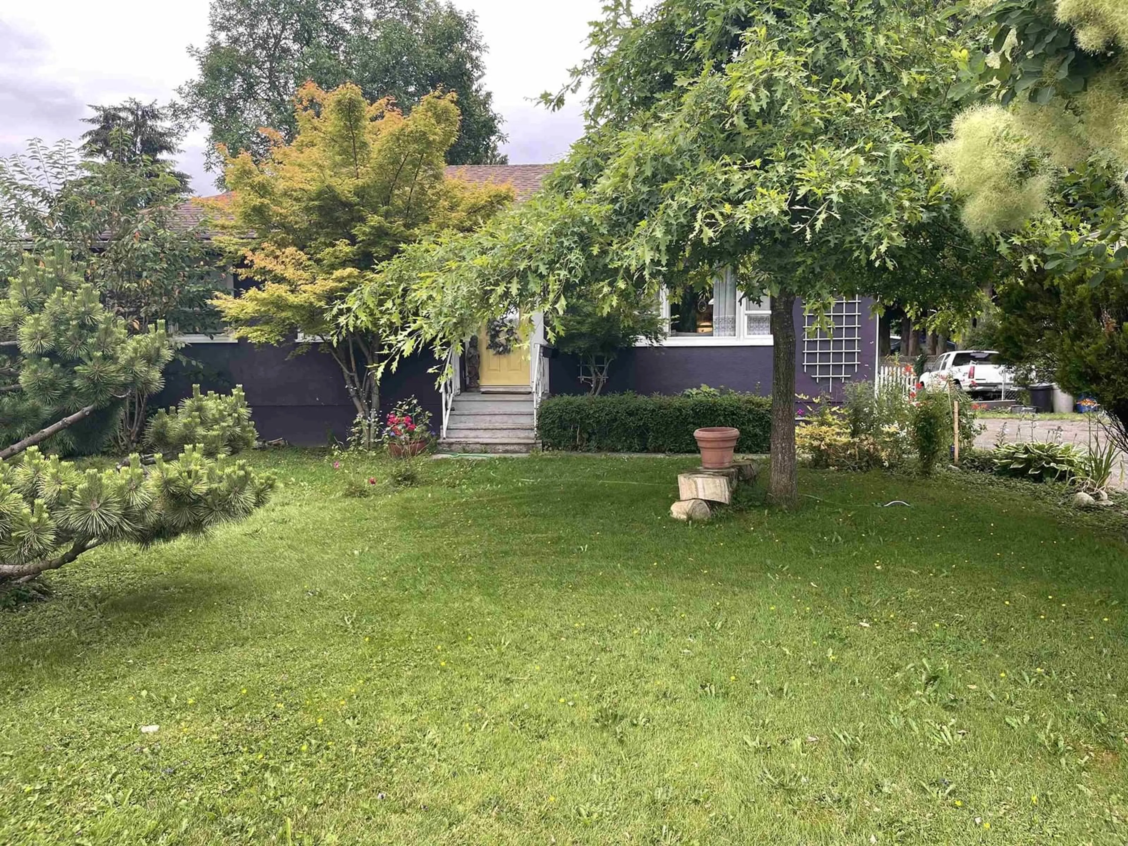 A pic from outside/outdoor area/front of a property/back of a property/a pic from drone, street for 9500 COOTE STREET, Chilliwack British Columbia V2P6B5