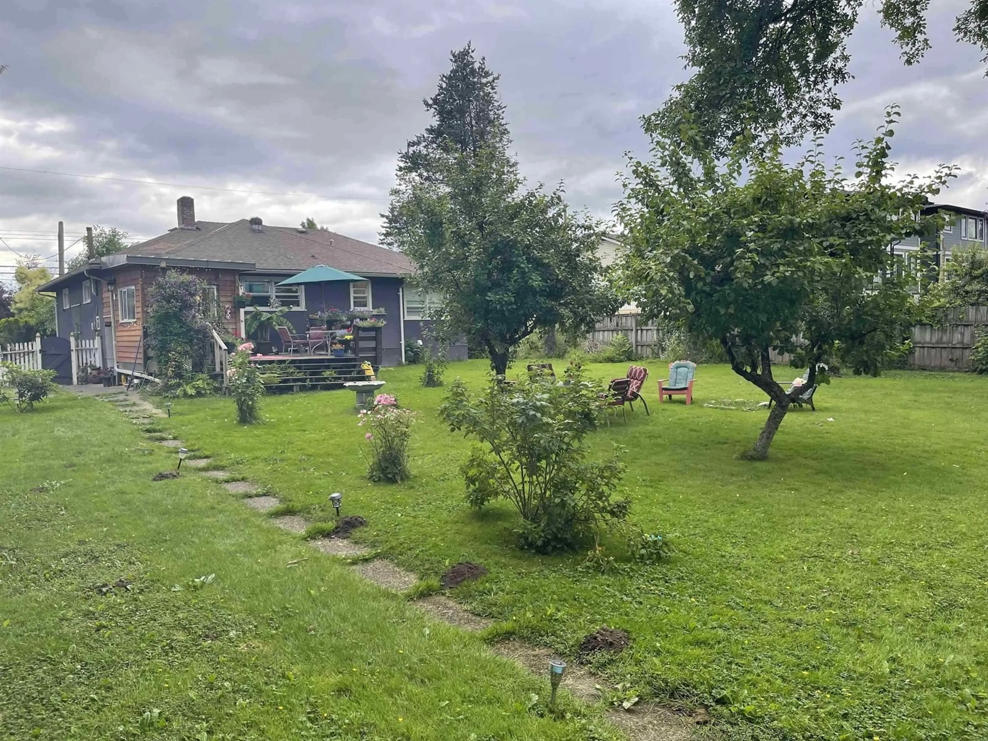 A pic from outside/outdoor area/front of a property/back of a property/a pic from drone, unknown for 9500 COOTE STREET, Chilliwack British Columbia V2P6B5