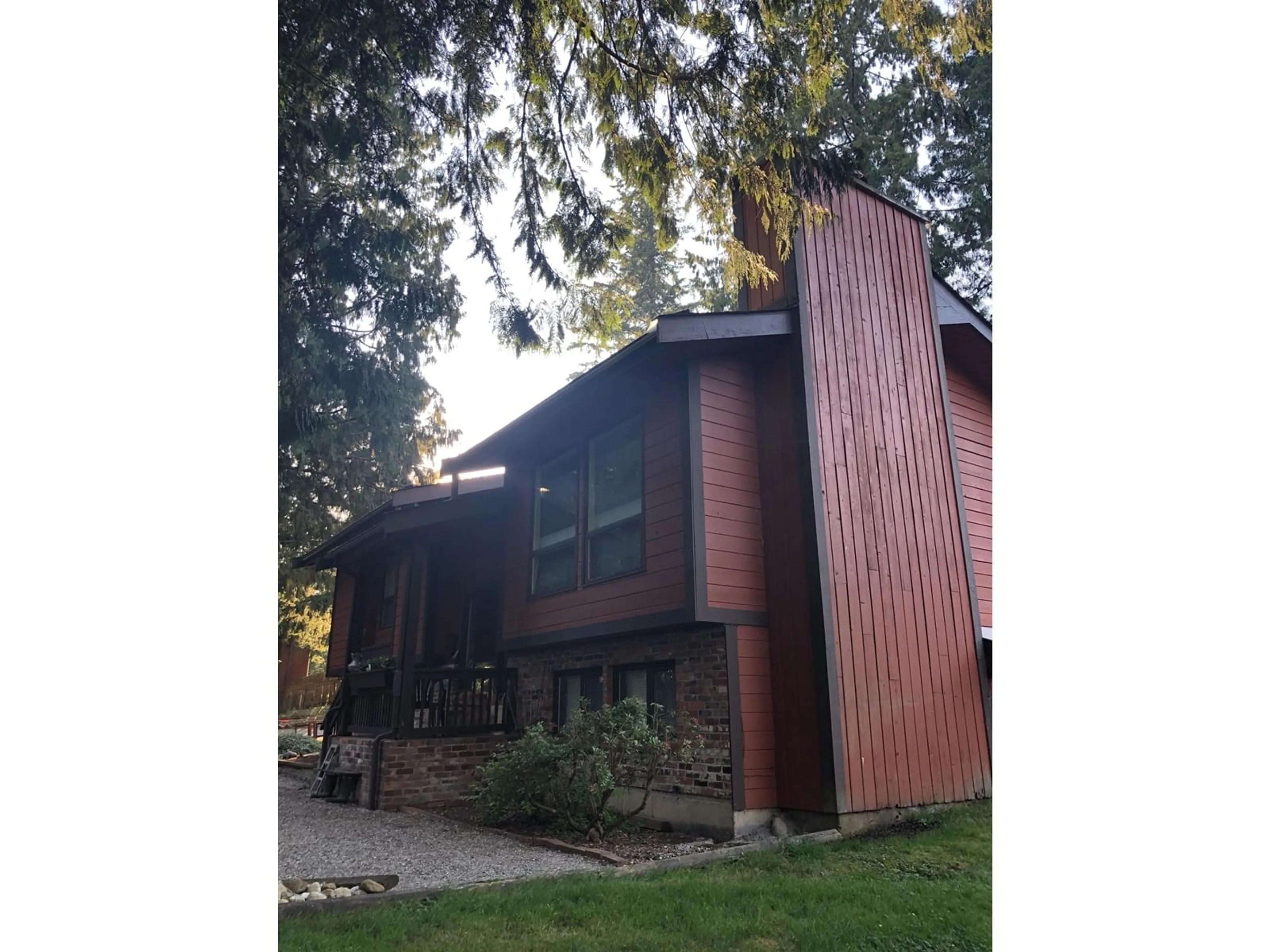 Home with vinyl exterior material, street for 33213 RICHARDS, Mission British Columbia V2V7E5