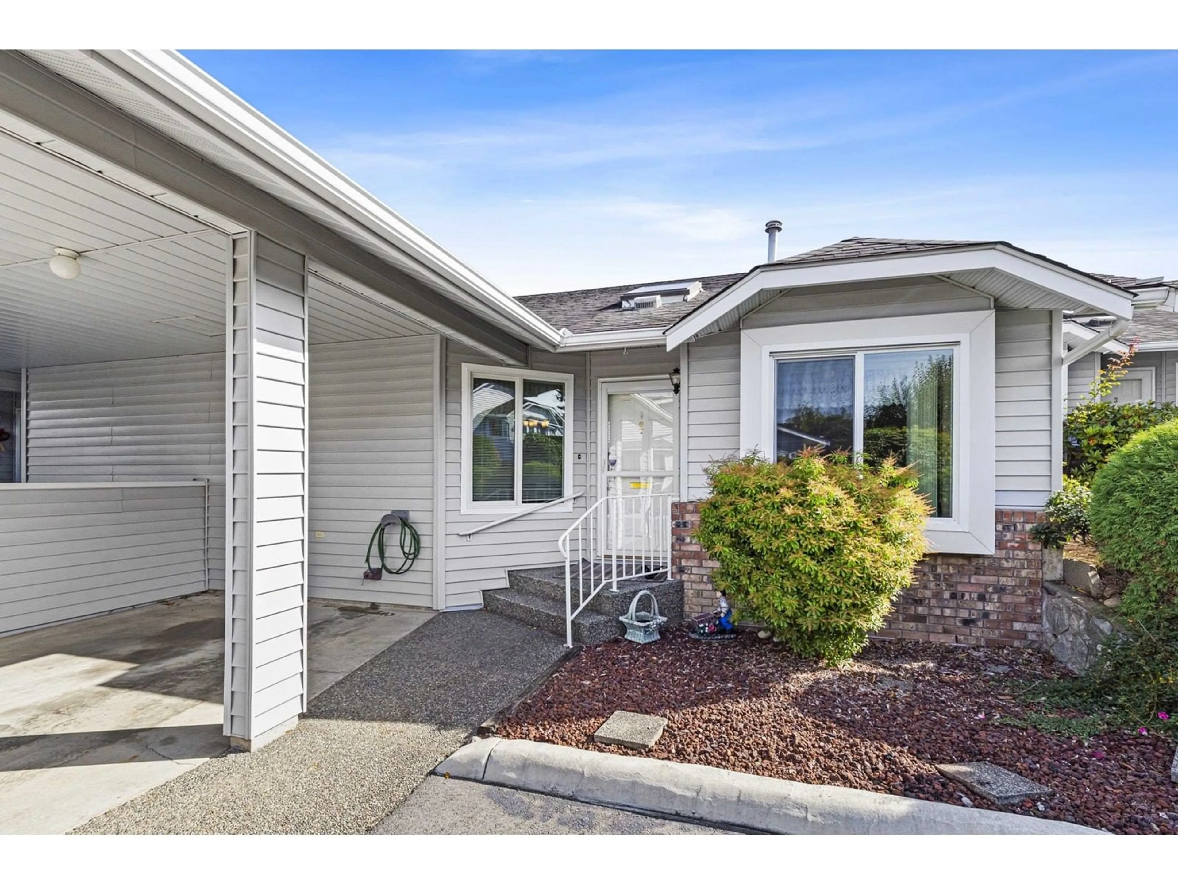 Home with vinyl exterior material, street for 2 - 2989 TRAFALGAR, Abbotsford British Columbia V2S7X9