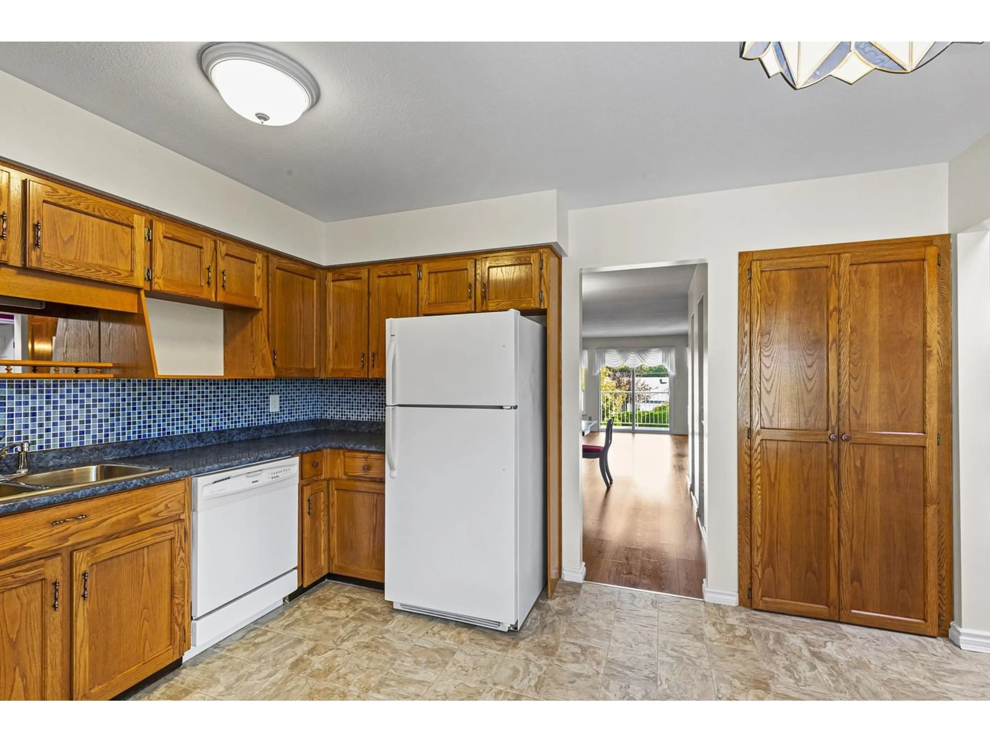 Standard kitchen, unknown for 2 - 2989 TRAFALGAR, Abbotsford British Columbia V2S7X9