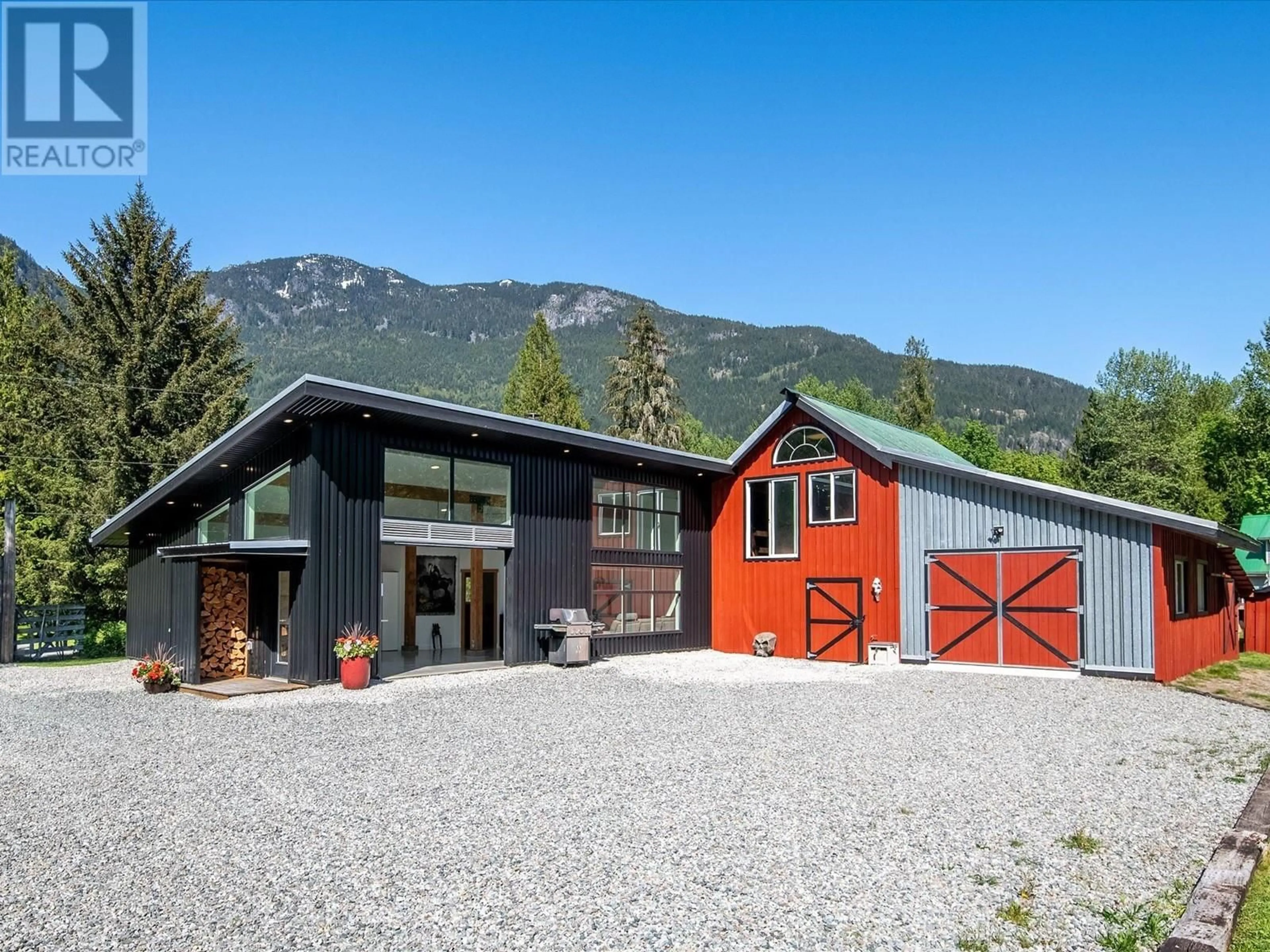 Indoor garage for 540 DOGHAVEN LANE, Squamish British Columbia V0N1T0