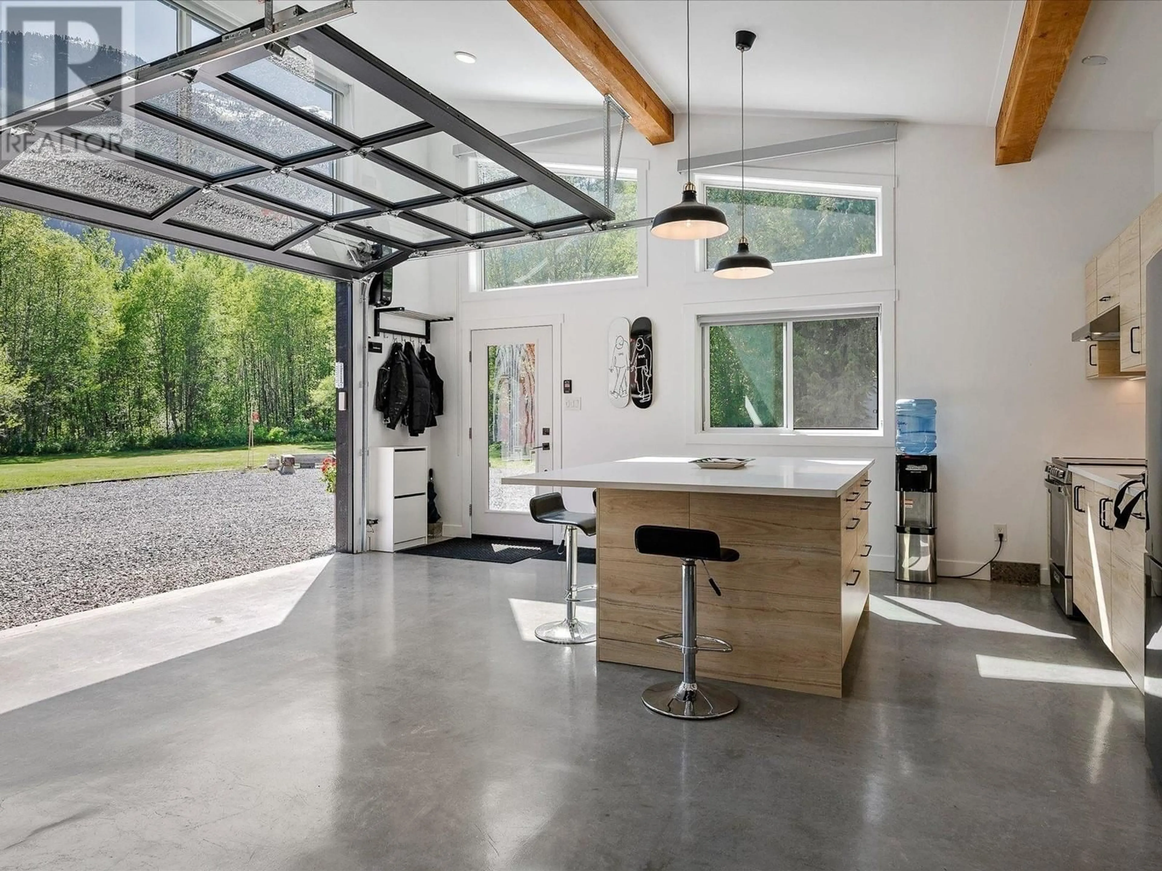 Indoor garage for 540 DOGHAVEN LANE, Squamish British Columbia V0N1T0